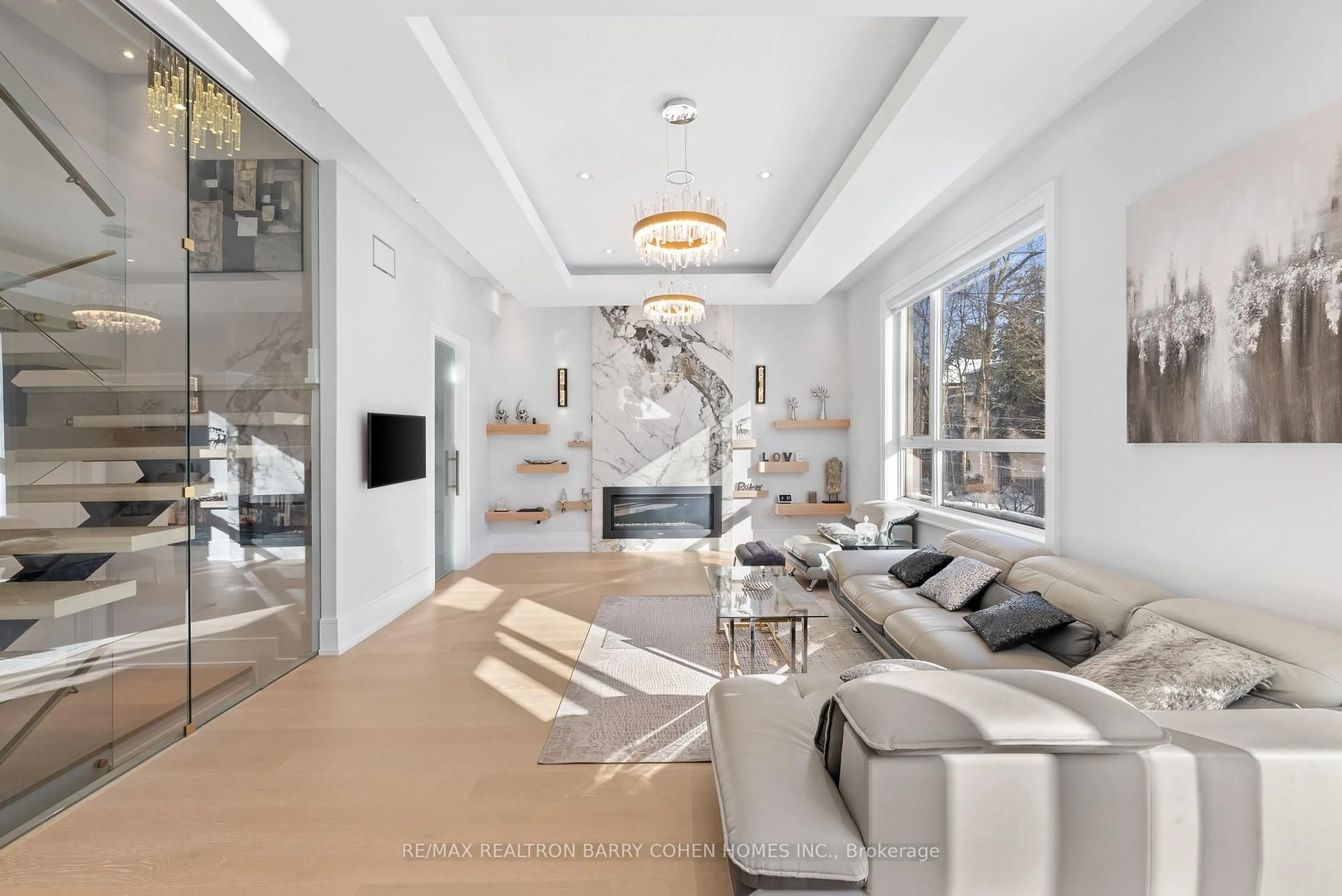 Living room with furniture, unknown for 615 Briar Hill Ave, Toronto Ontario M5N 1N4