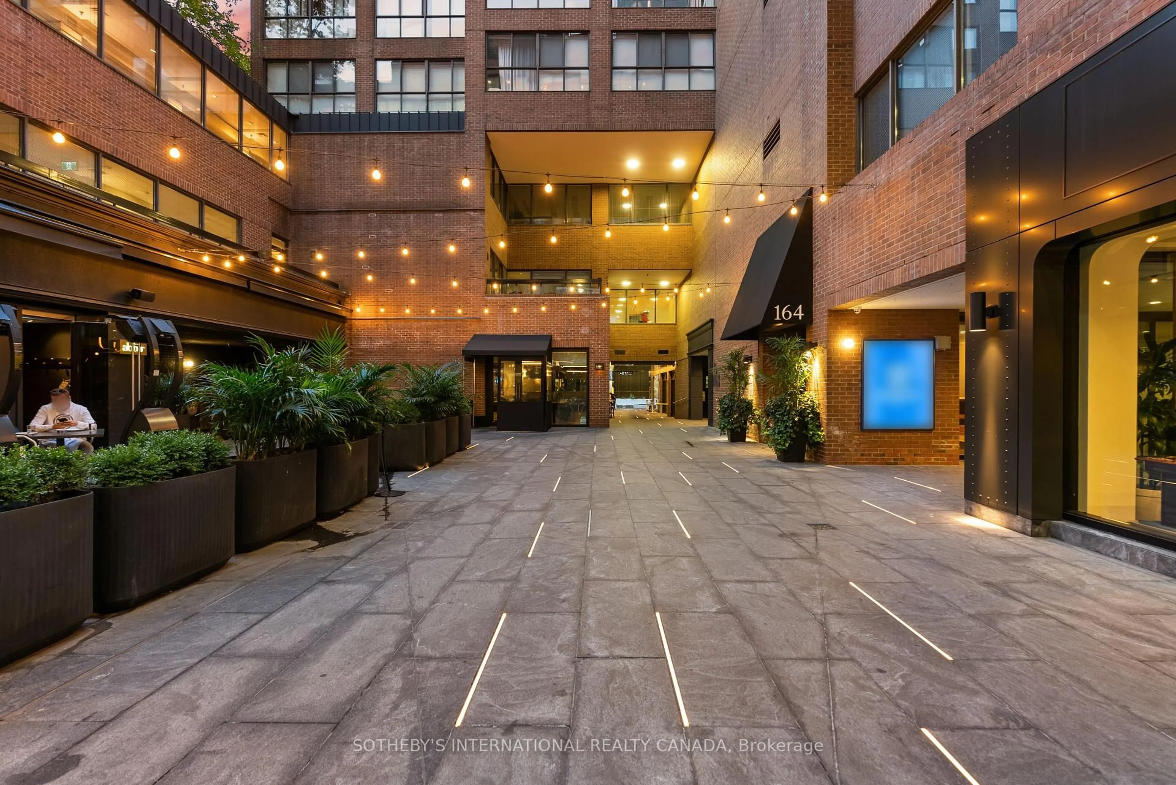 Lobby for 164 Cumberland St #608, Toronto Ontario M5R 1A8