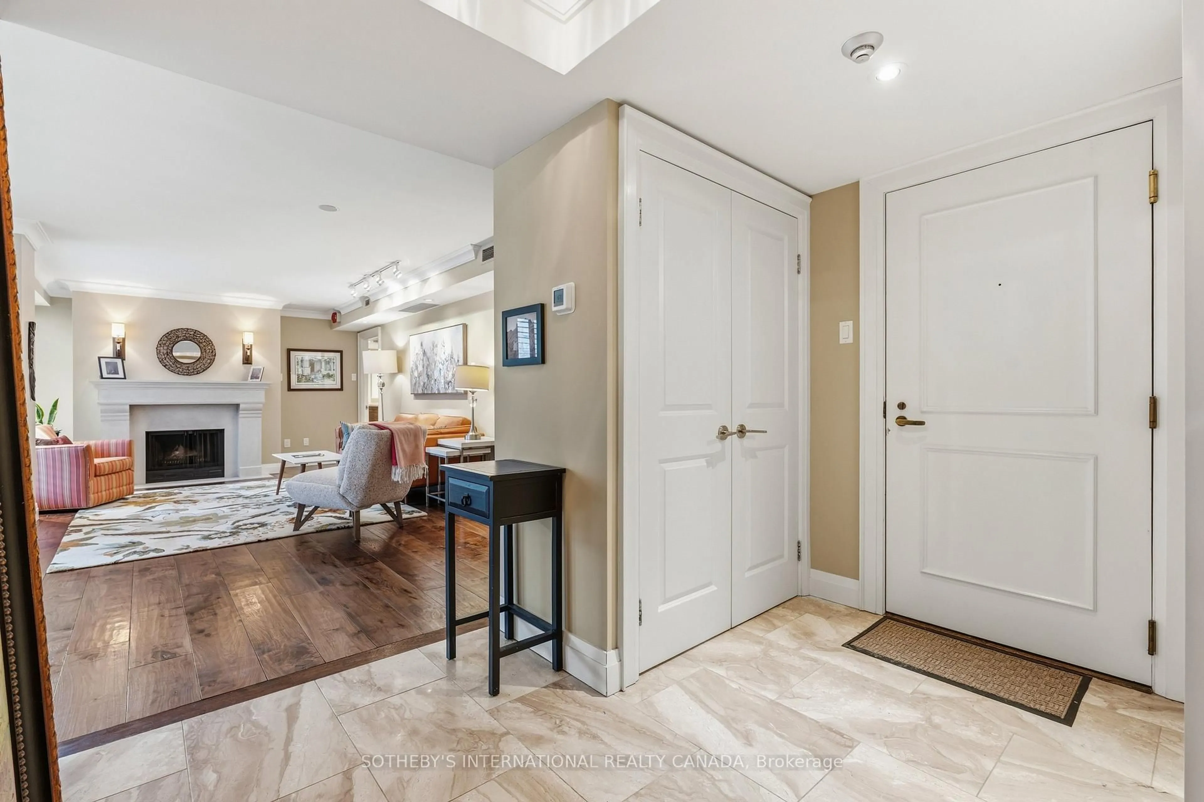 Indoor entryway for 164 Cumberland St #608, Toronto Ontario M5R 1A8