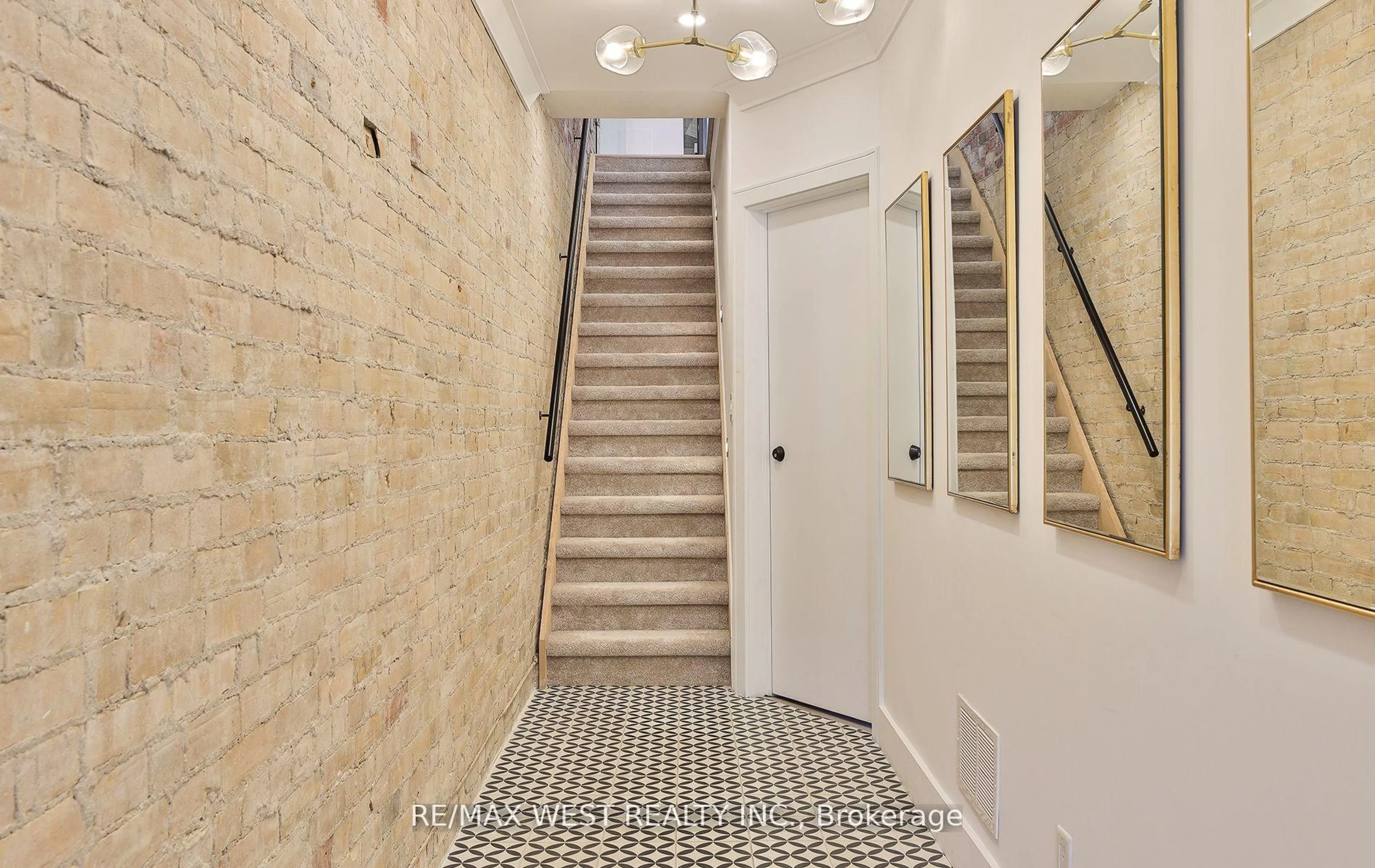 Stairs for 734 Shaw St, Toronto Ontario M6G 3L7
