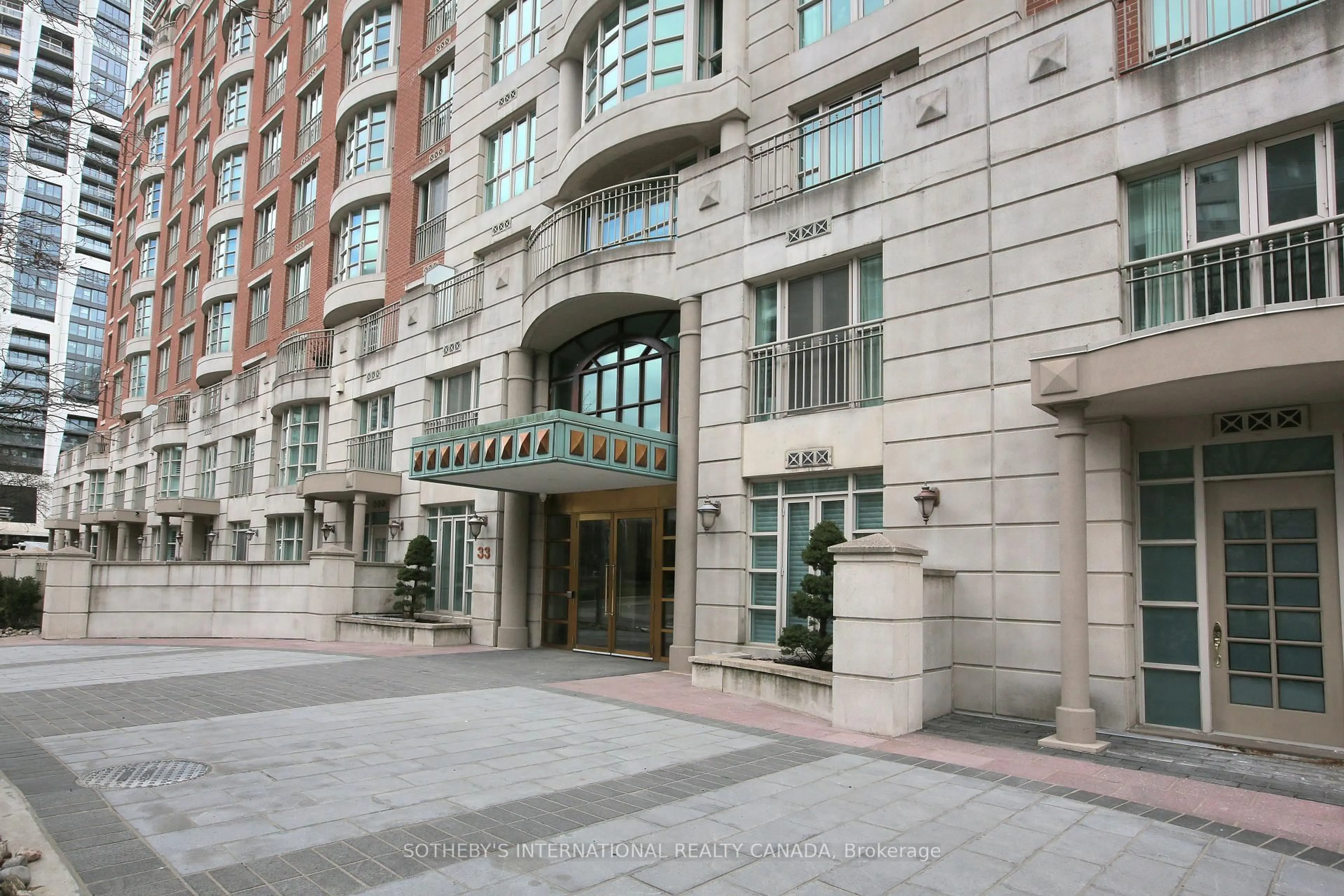 Indoor foyer for 33 Delisle Ave #809, Toronto Ontario M4V 3C7