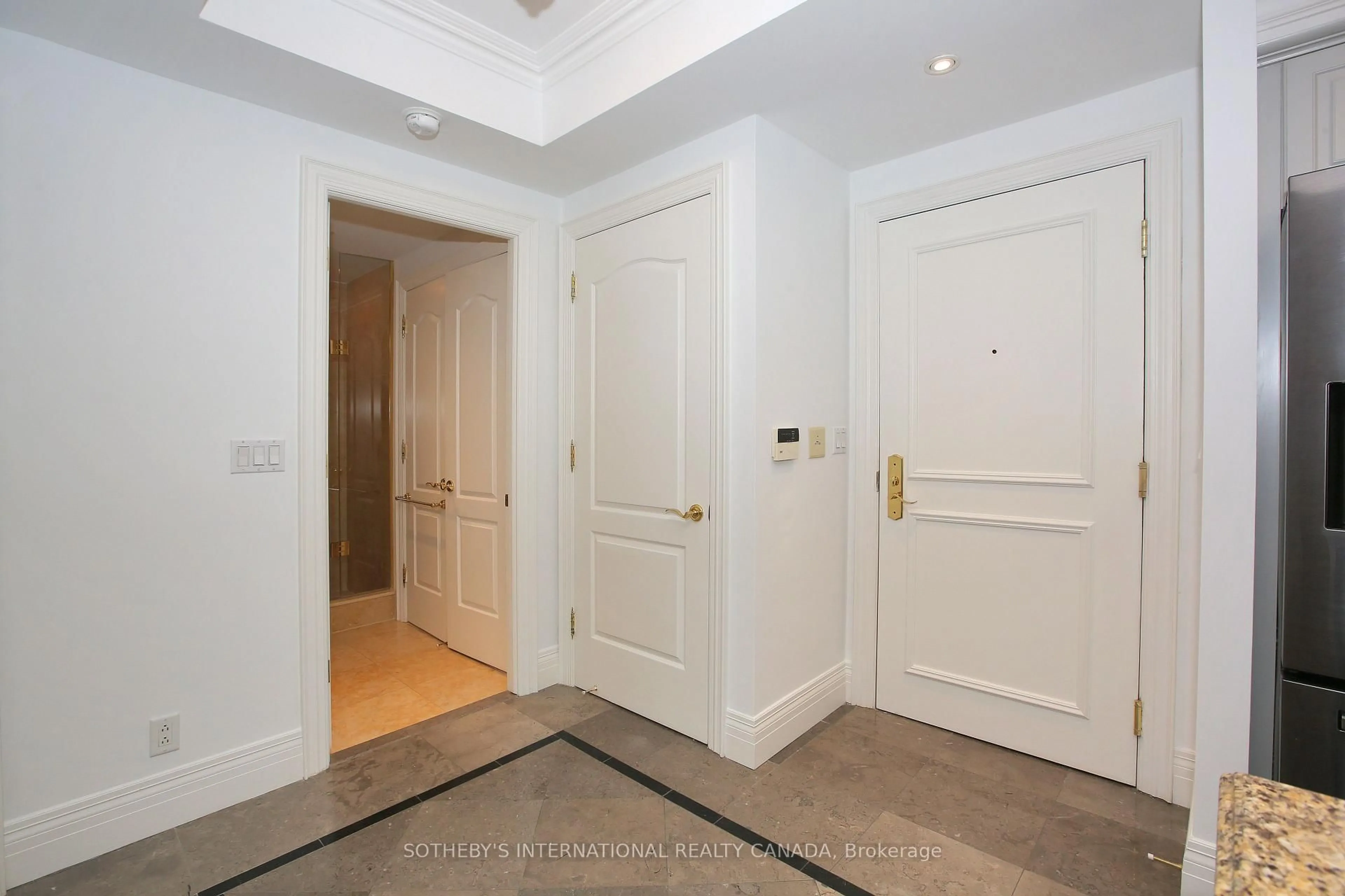 Indoor foyer for 33 Delisle Ave #809, Toronto Ontario M4V 3C7