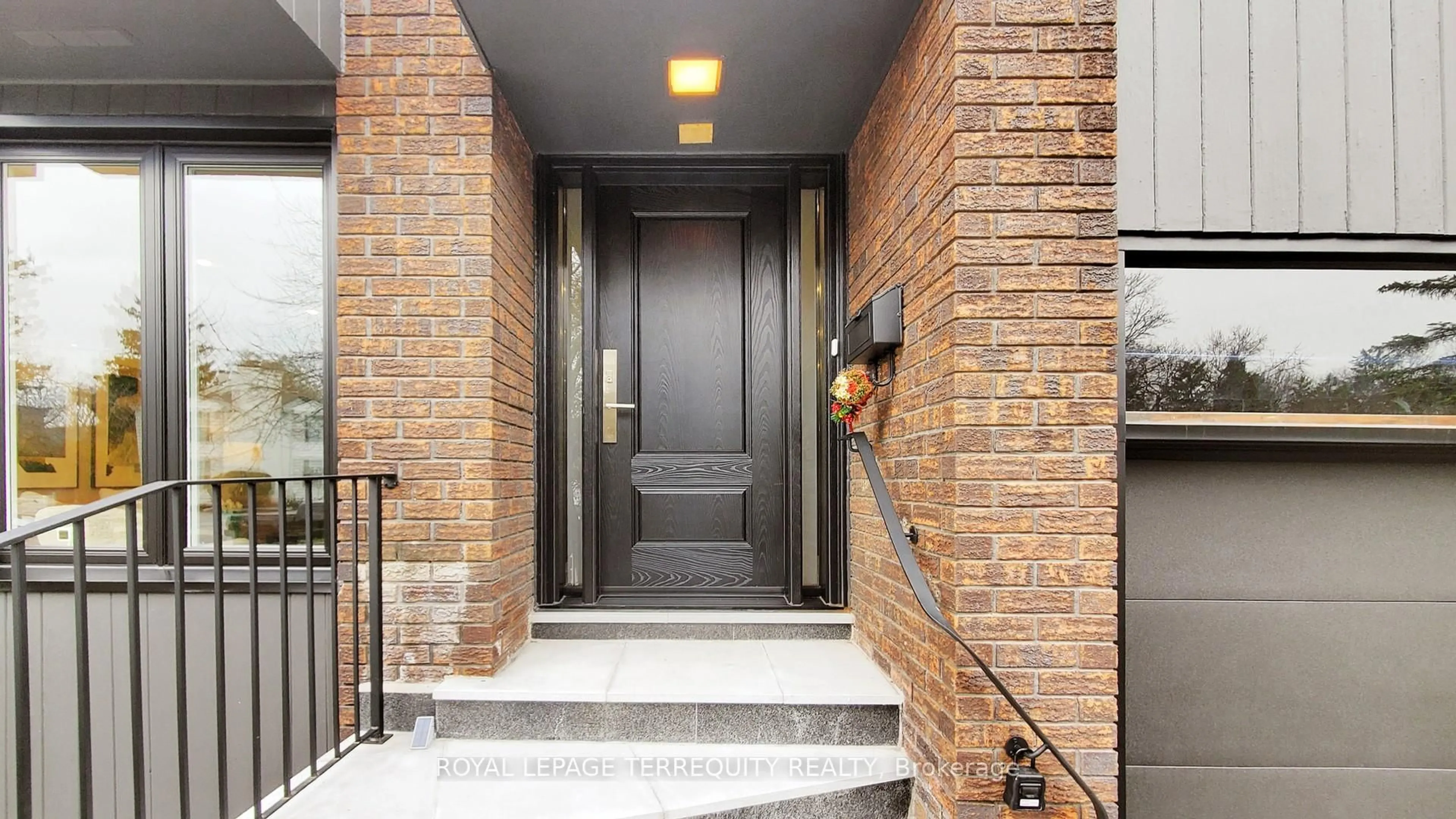 Indoor foyer for 41 Beardmore Cres, Toronto Ontario M2K 2P3