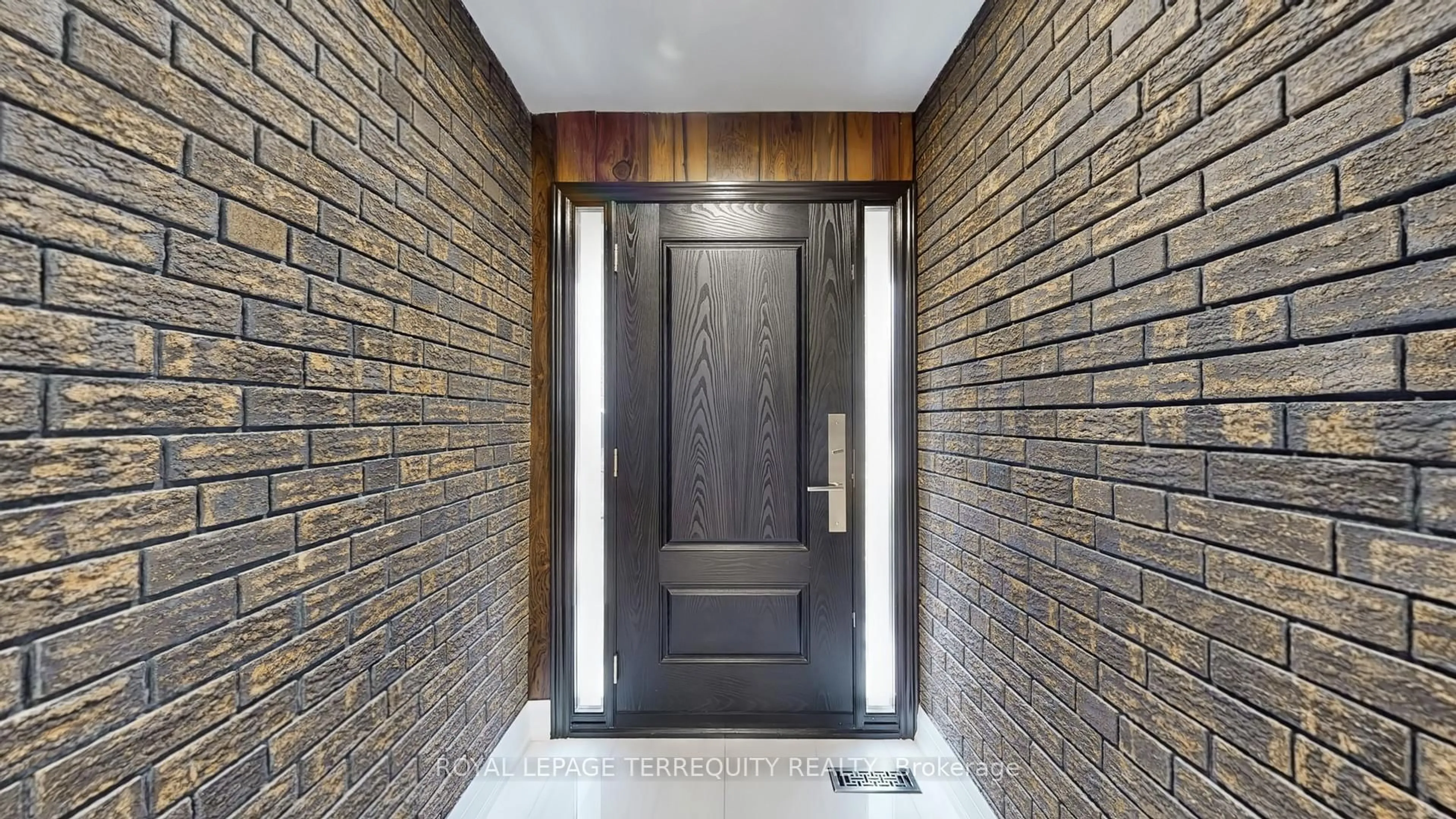 Indoor foyer for 41 Beardmore Cres, Toronto Ontario M2K 2P3