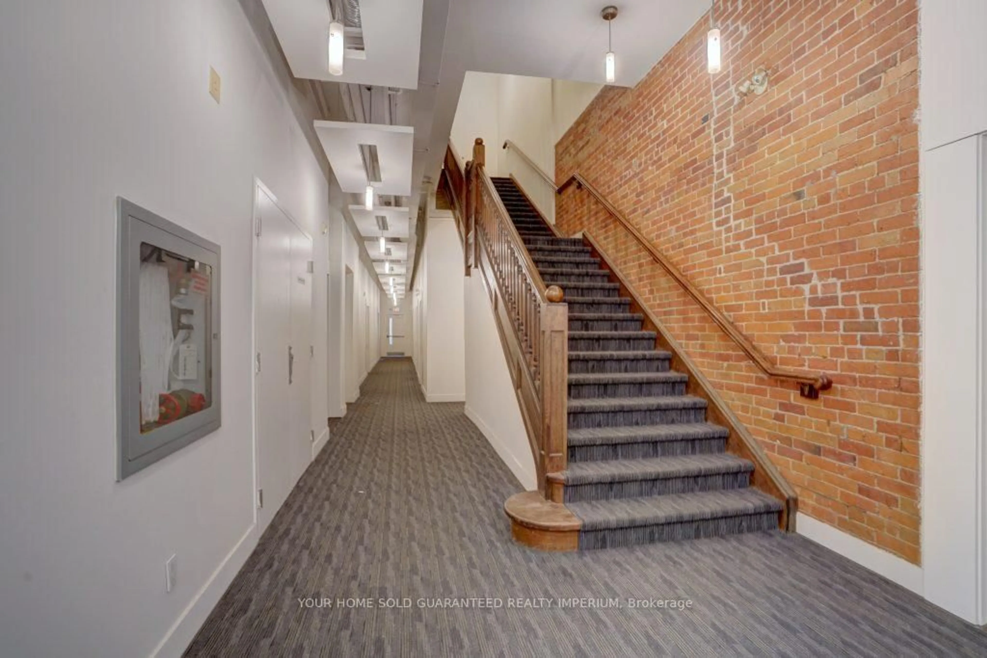 Indoor foyer for 915 King St #108, Toronto Ontario M6K 3M2
