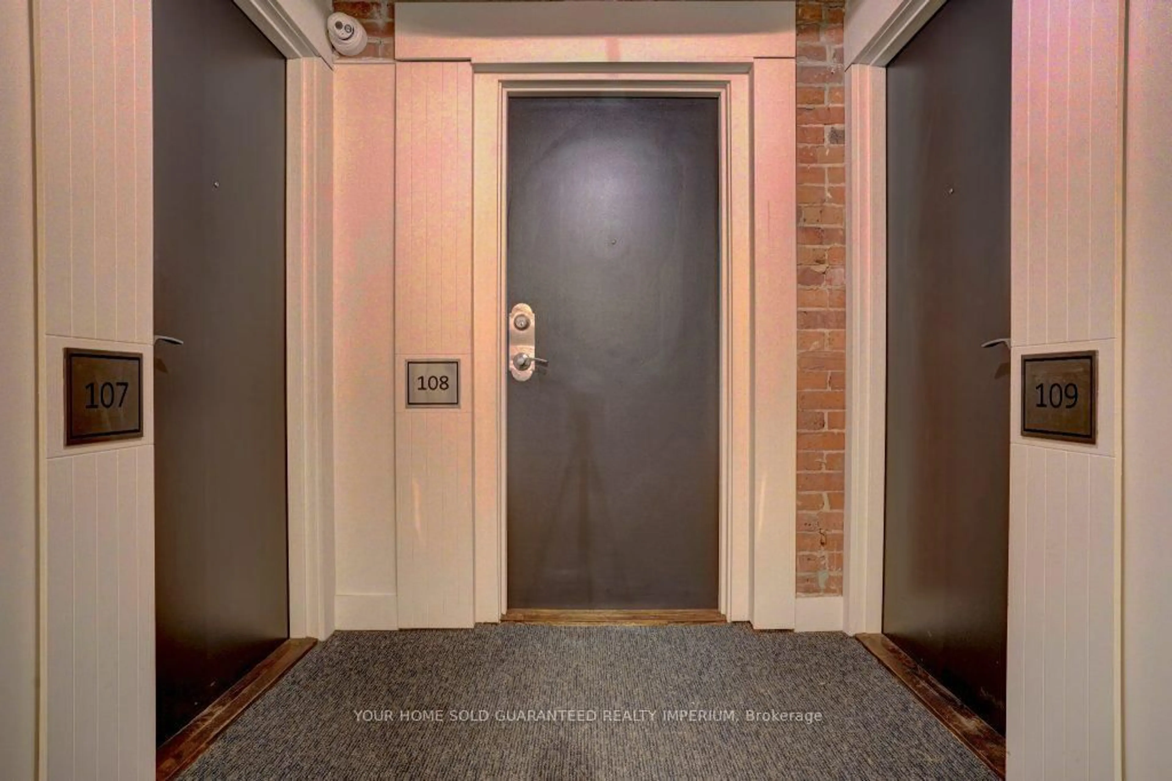 Indoor foyer for 915 King St #108, Toronto Ontario M6K 3M2