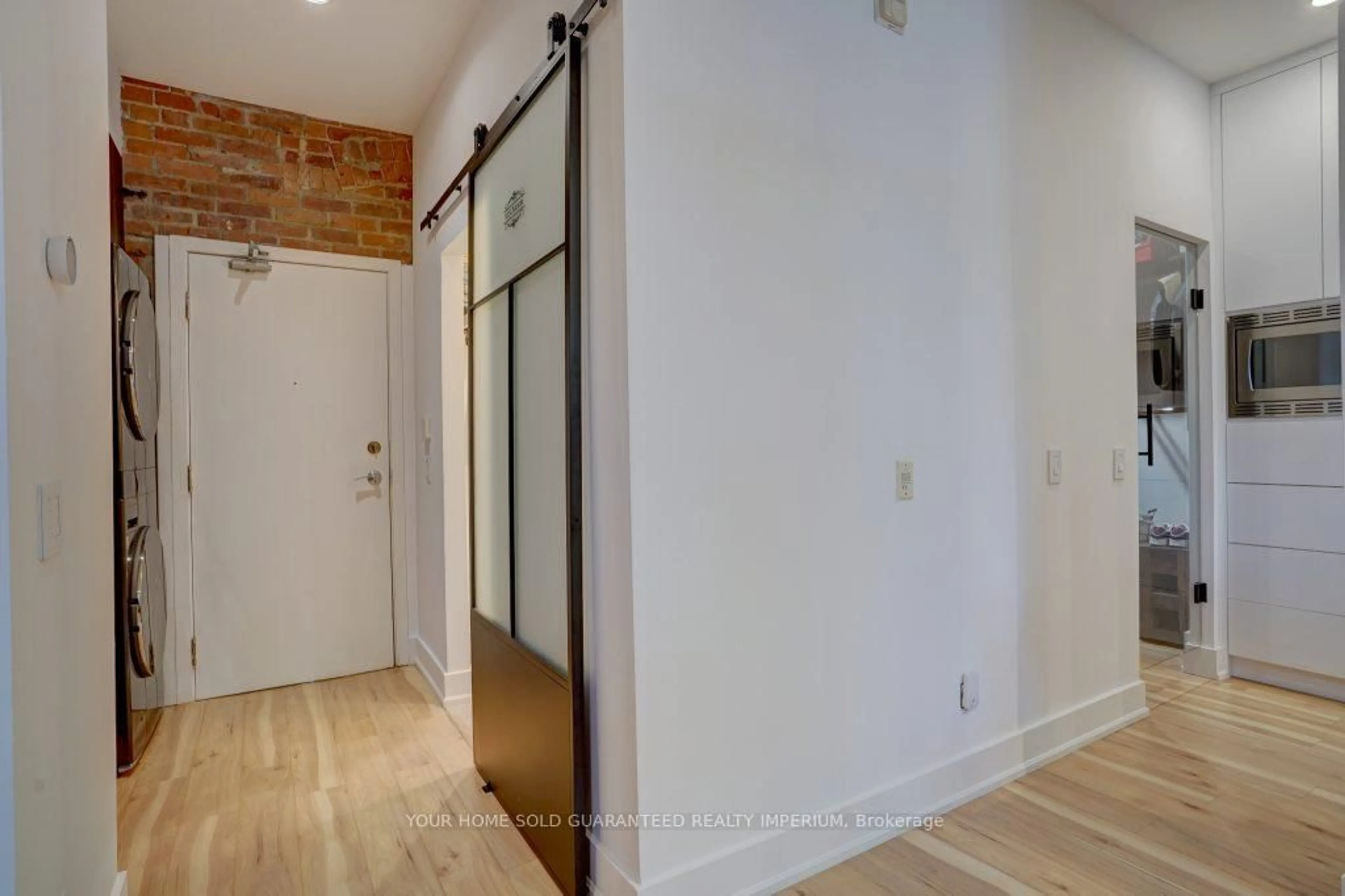 Indoor entryway for 915 King St #108, Toronto Ontario M6K 3M2