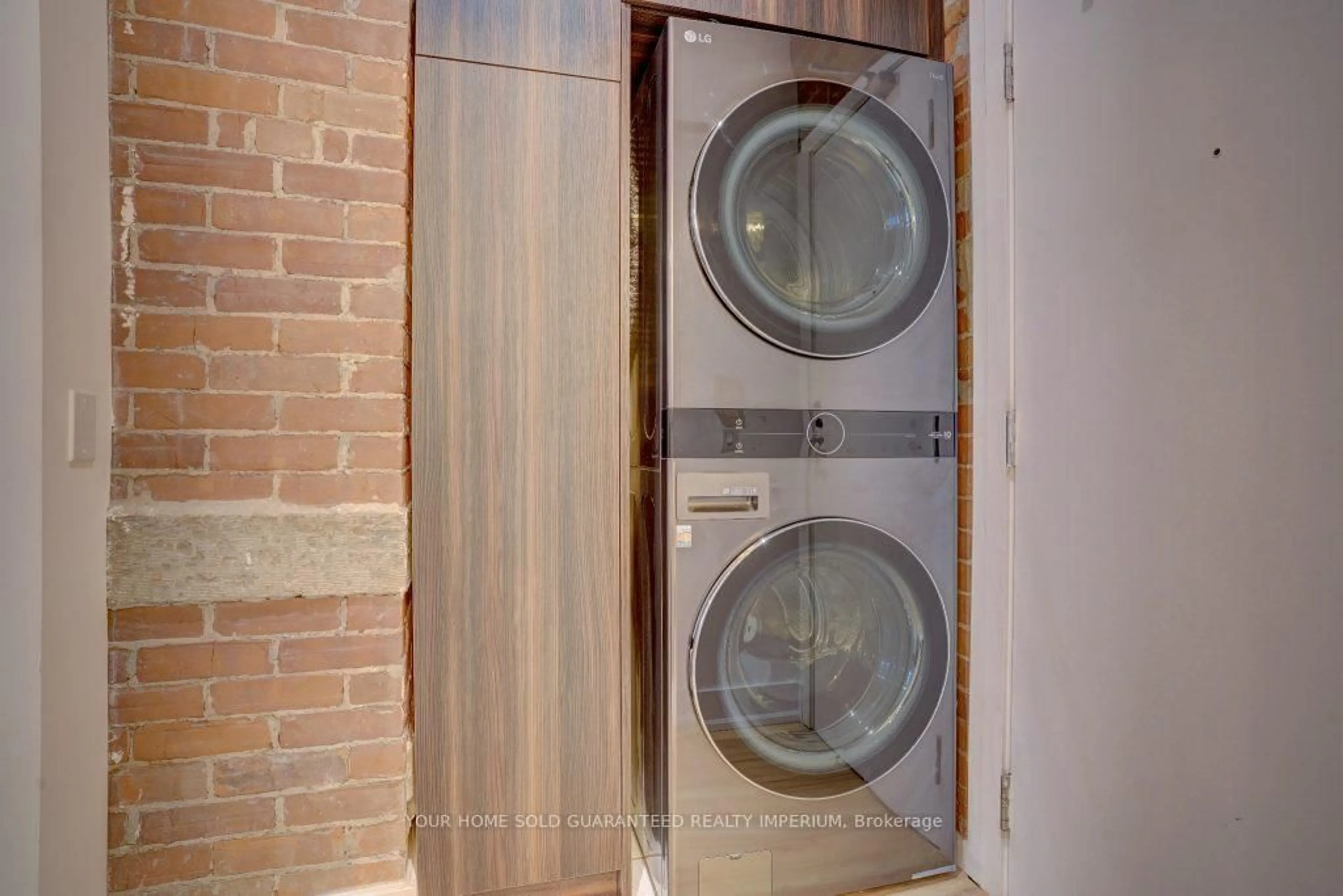 Laundry room for 915 King St #108, Toronto Ontario M6K 3M2