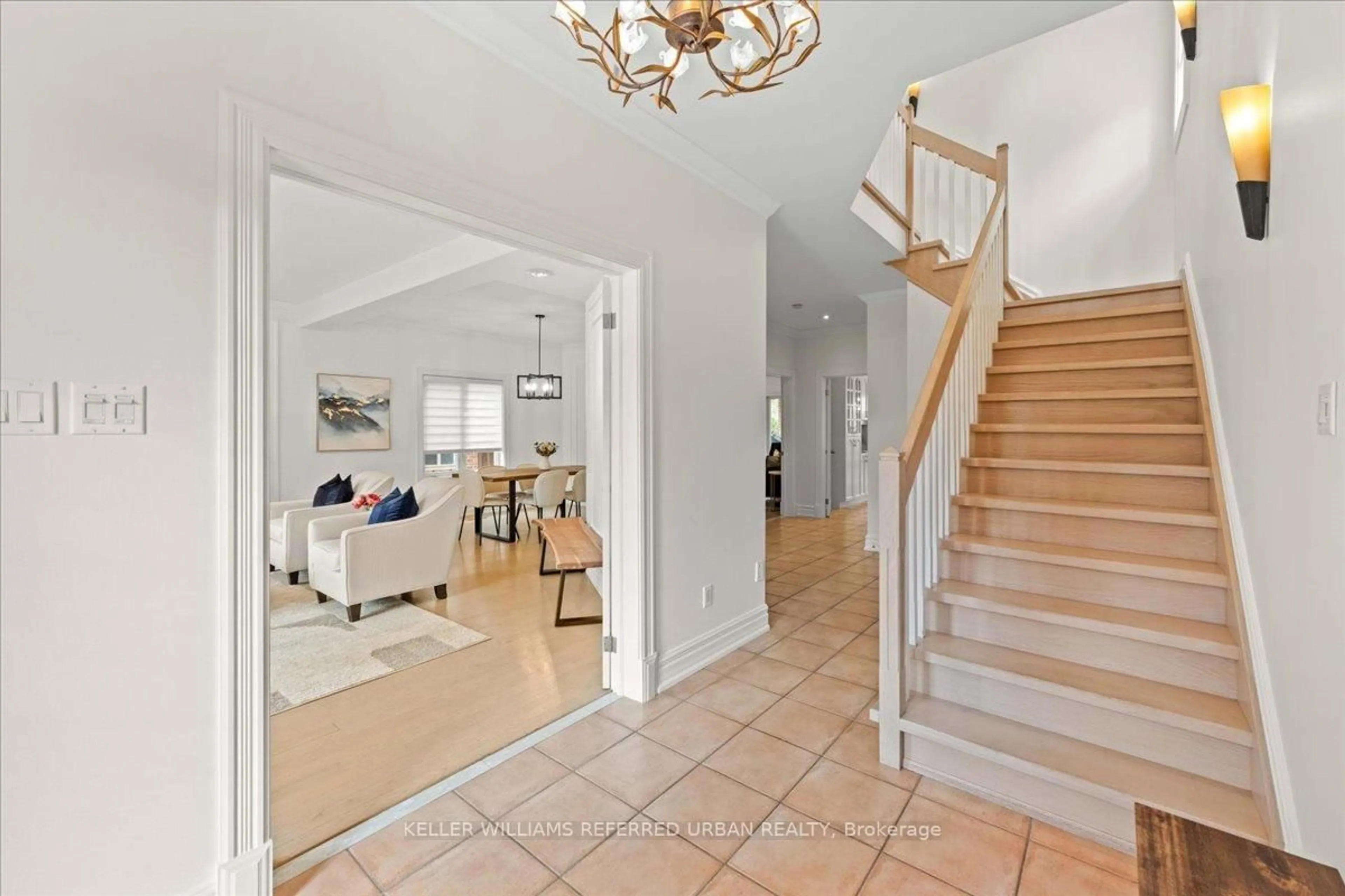 Indoor foyer for 128 Burndale Ave, Toronto Ontario M2N 1S9