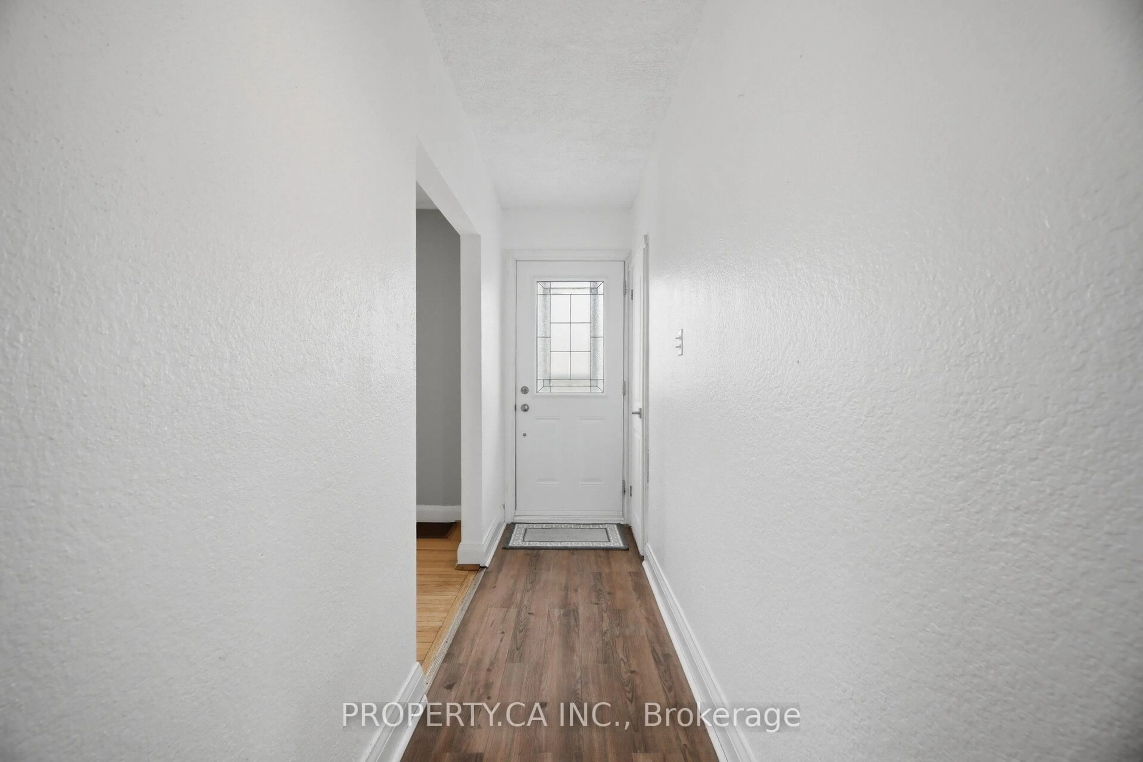 Indoor entryway for 109 Pleasant Ave, Toronto Ontario M2M 1M2