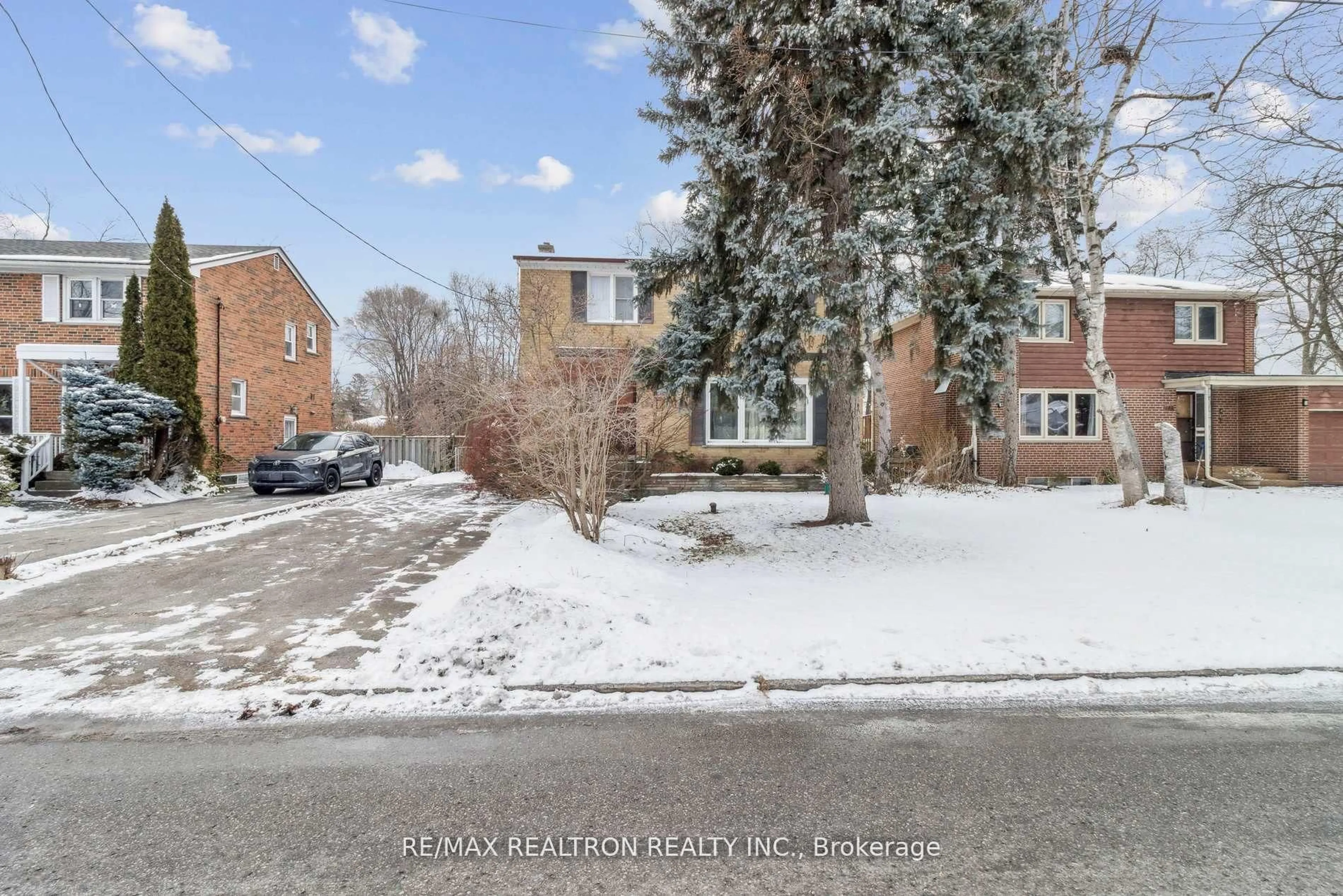 A pic from outside/outdoor area/front of a property/back of a property/a pic from drone, street for 139 Yorkview Dr, Toronto Ontario M2R 1K2