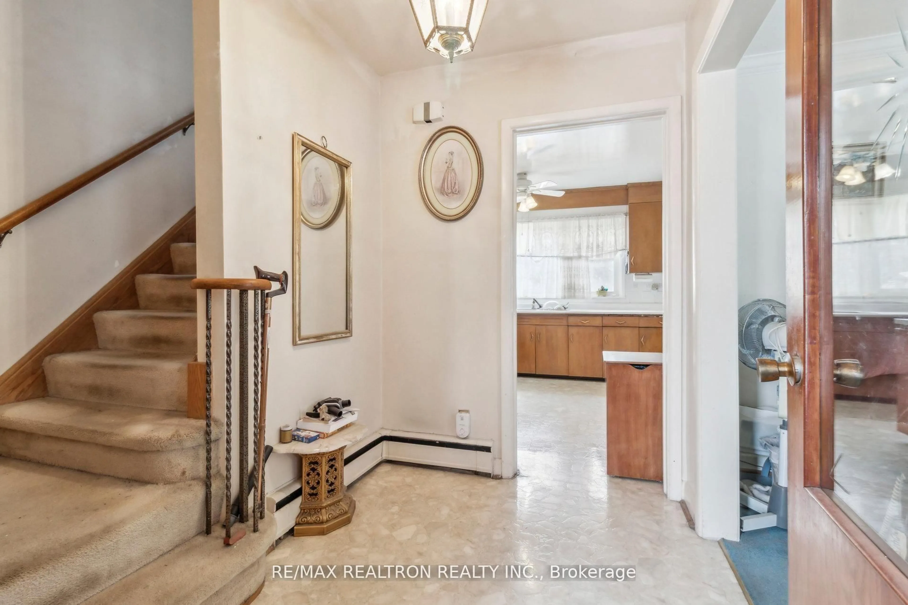 Indoor foyer for 139 Yorkview Dr, Toronto Ontario M2R 1K2