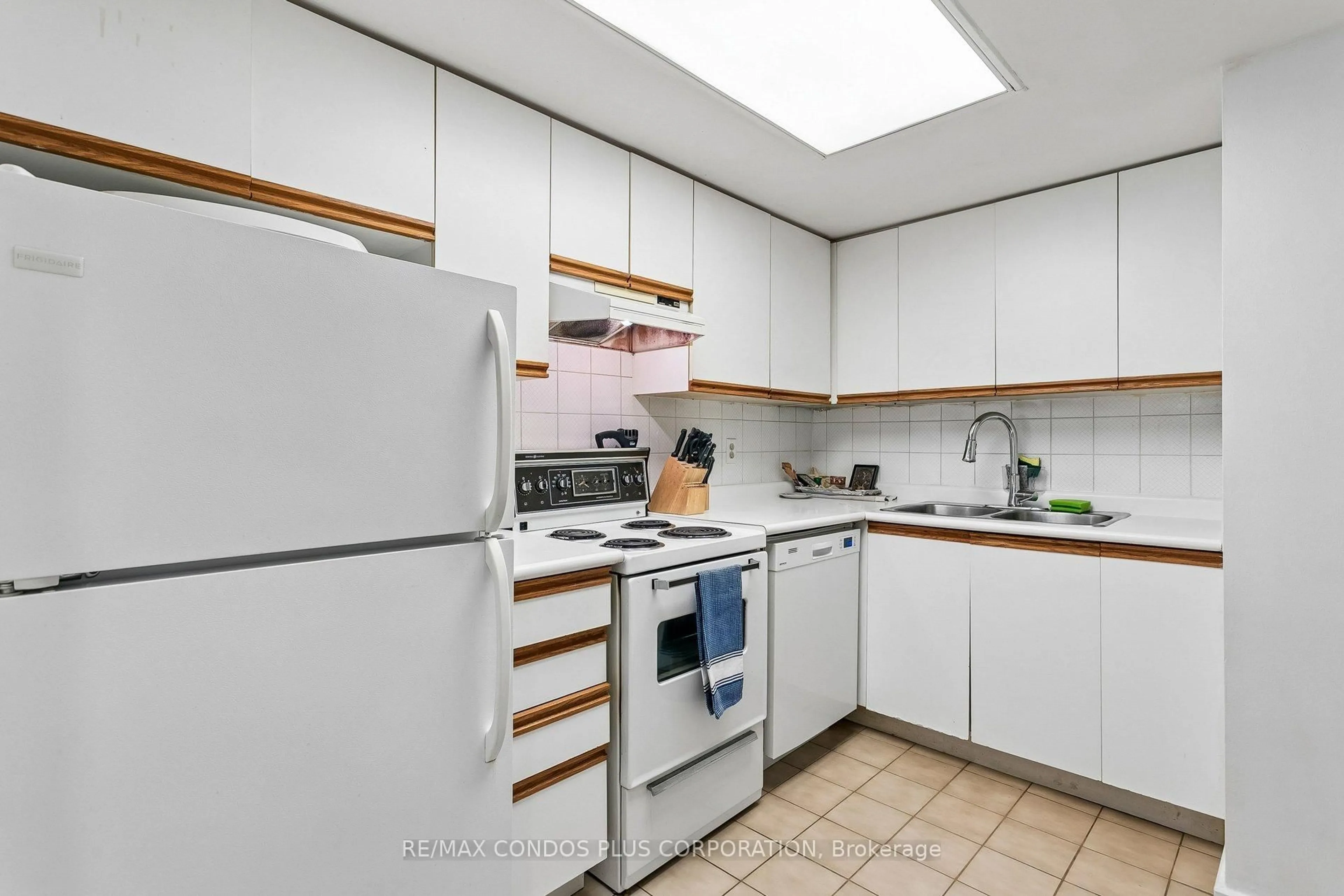 Standard kitchen, unknown for 15 Maitland Pl #204, Toronto Ontario M4Y 2X3