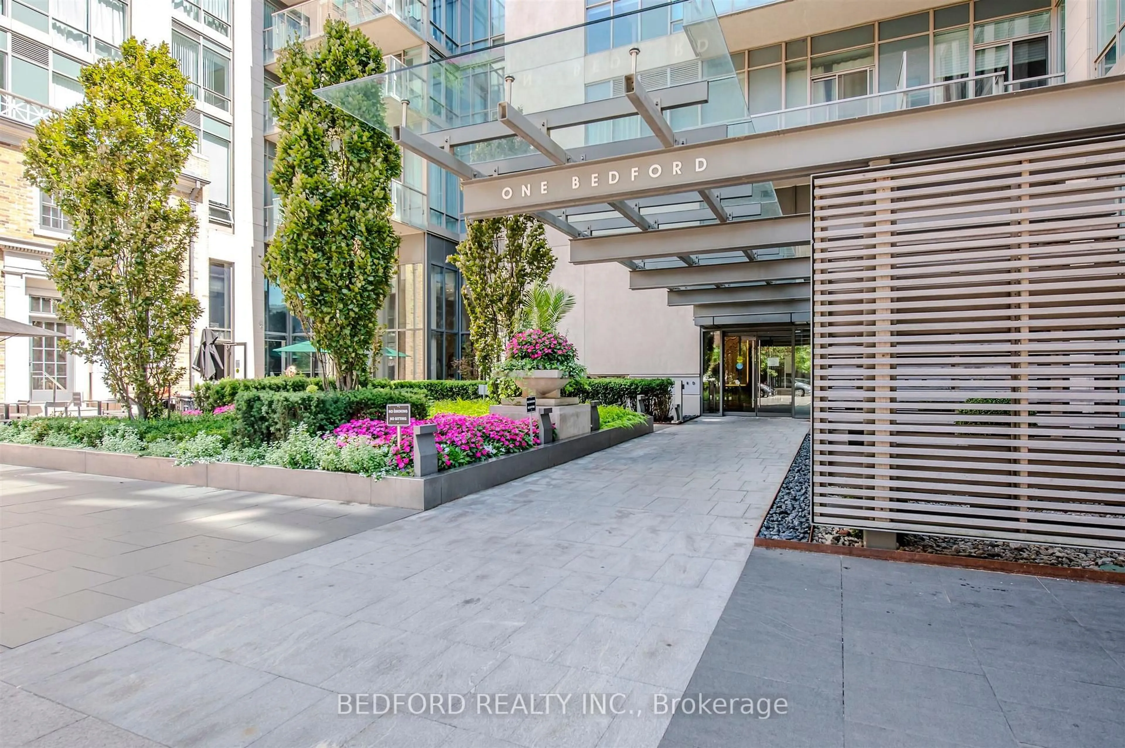 Indoor foyer for 1 Bedford Rd #2001, Toronto Ontario M5R 2B5