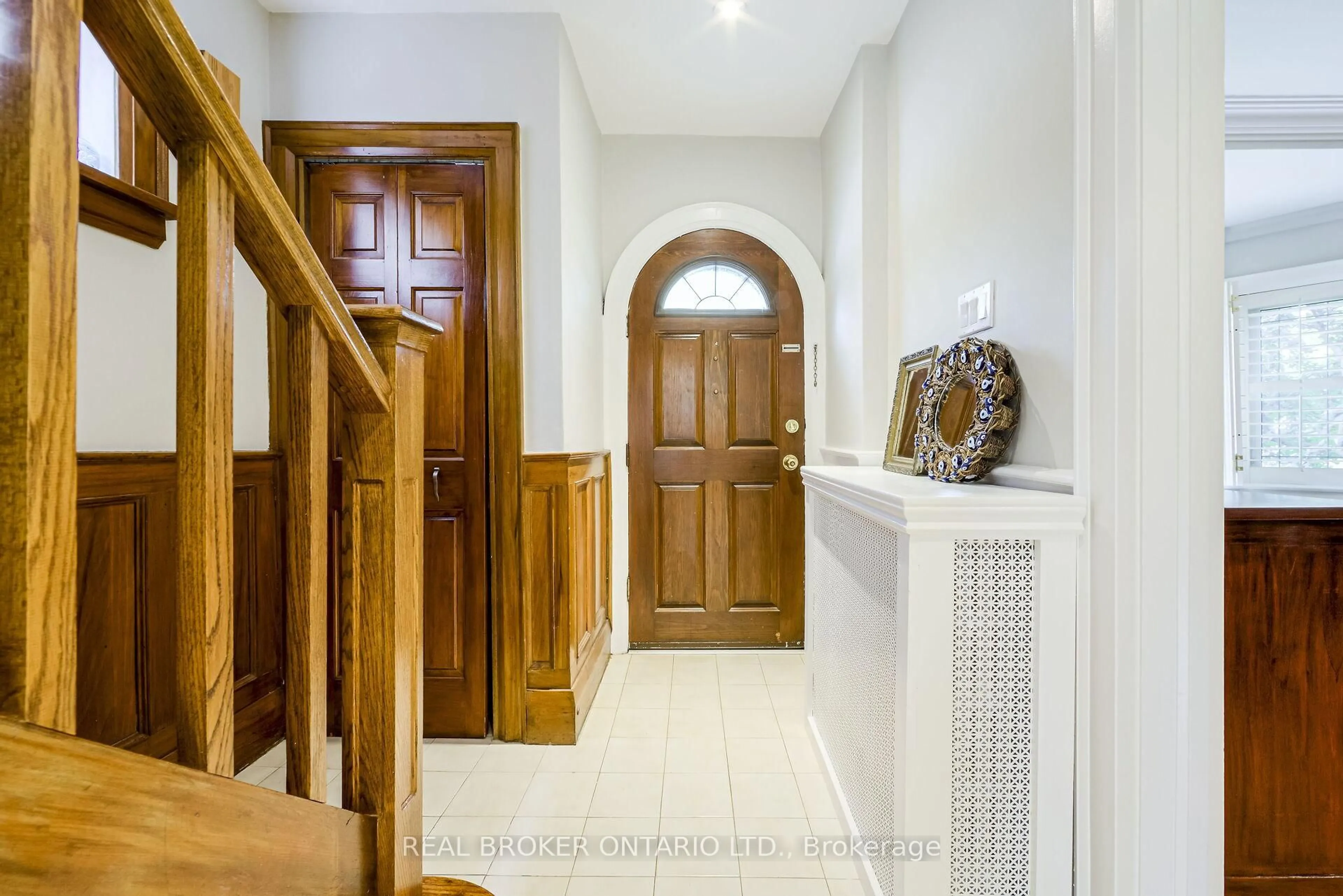 Indoor foyer for 413 Roselawn Ave, Toronto Ontario M5N 1J9