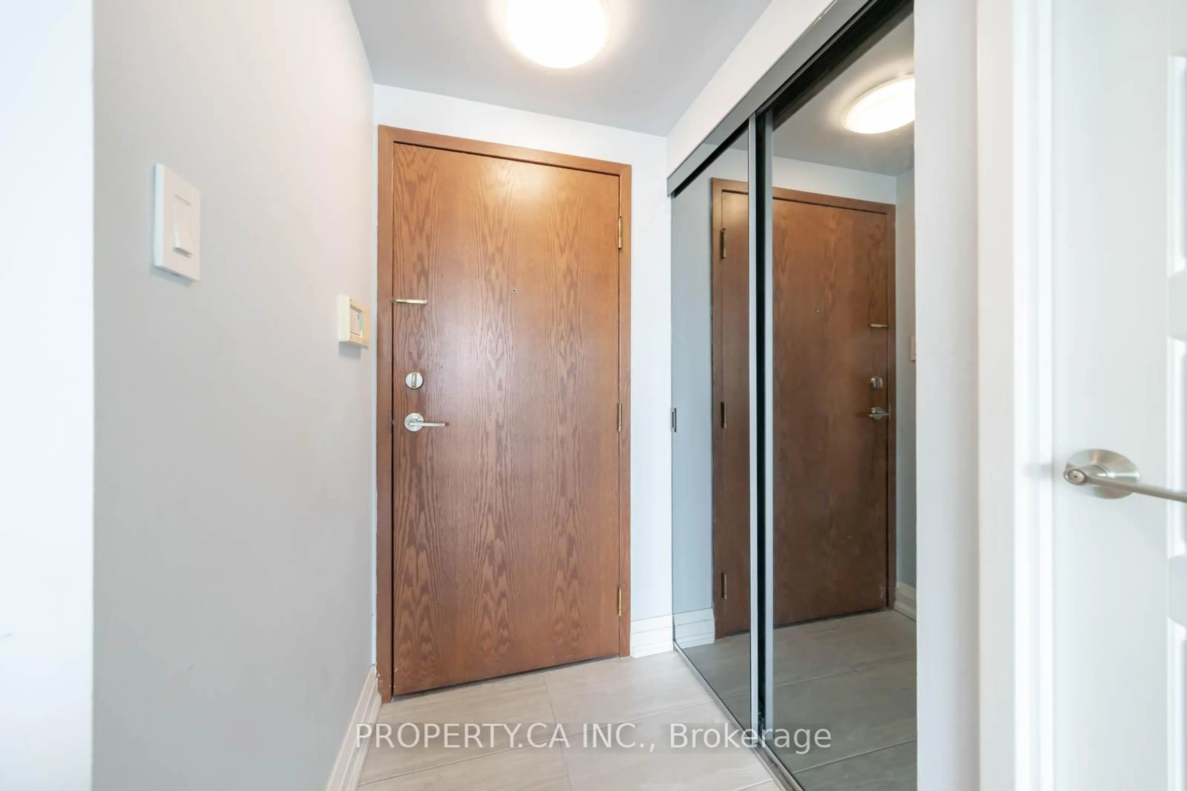 Indoor entryway for 10 Yonge St #1209, Toronto Ontario M5E 1R4