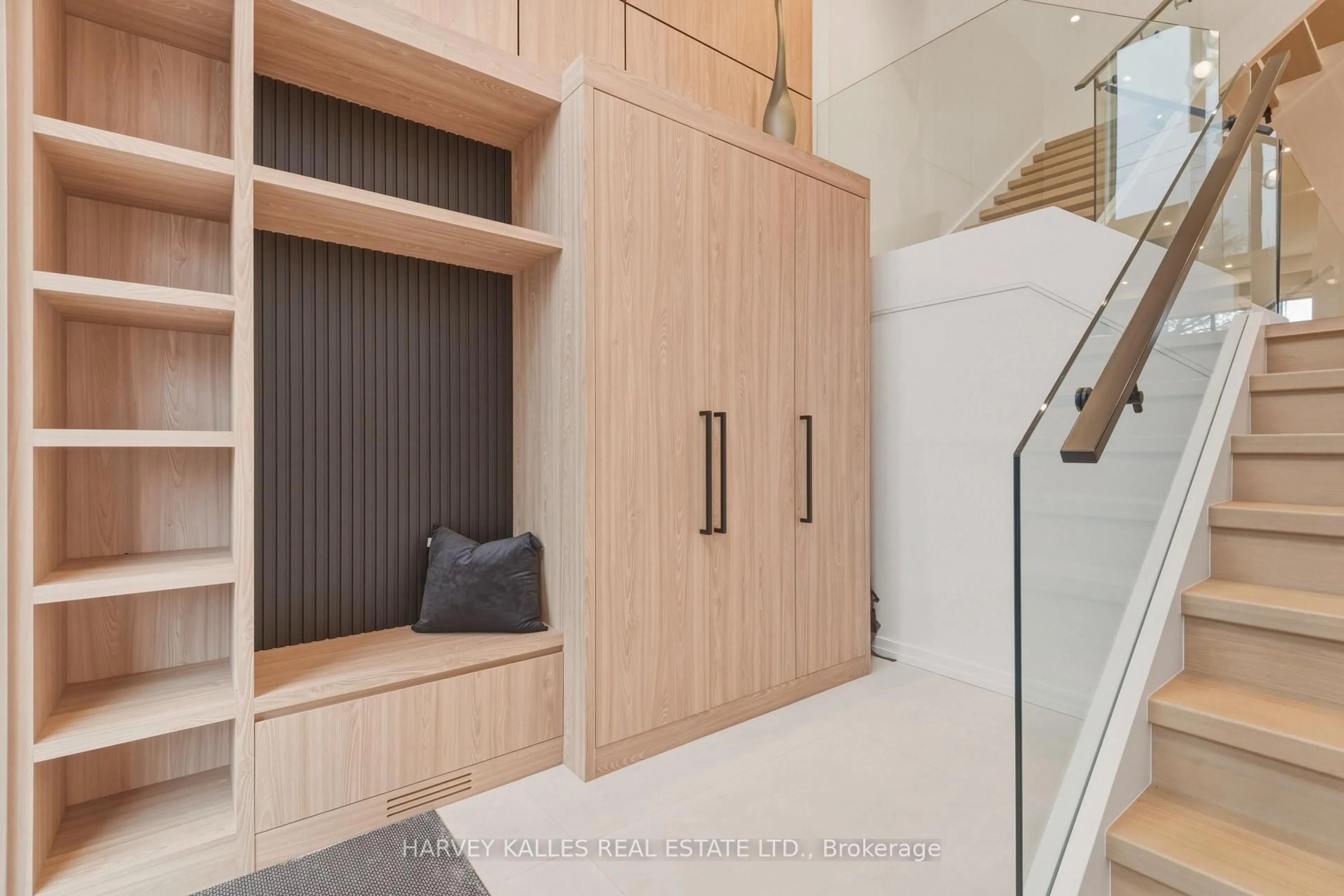 Indoor entryway for 45 Gloucester Grve, Toronto Ontario M6C 2A2