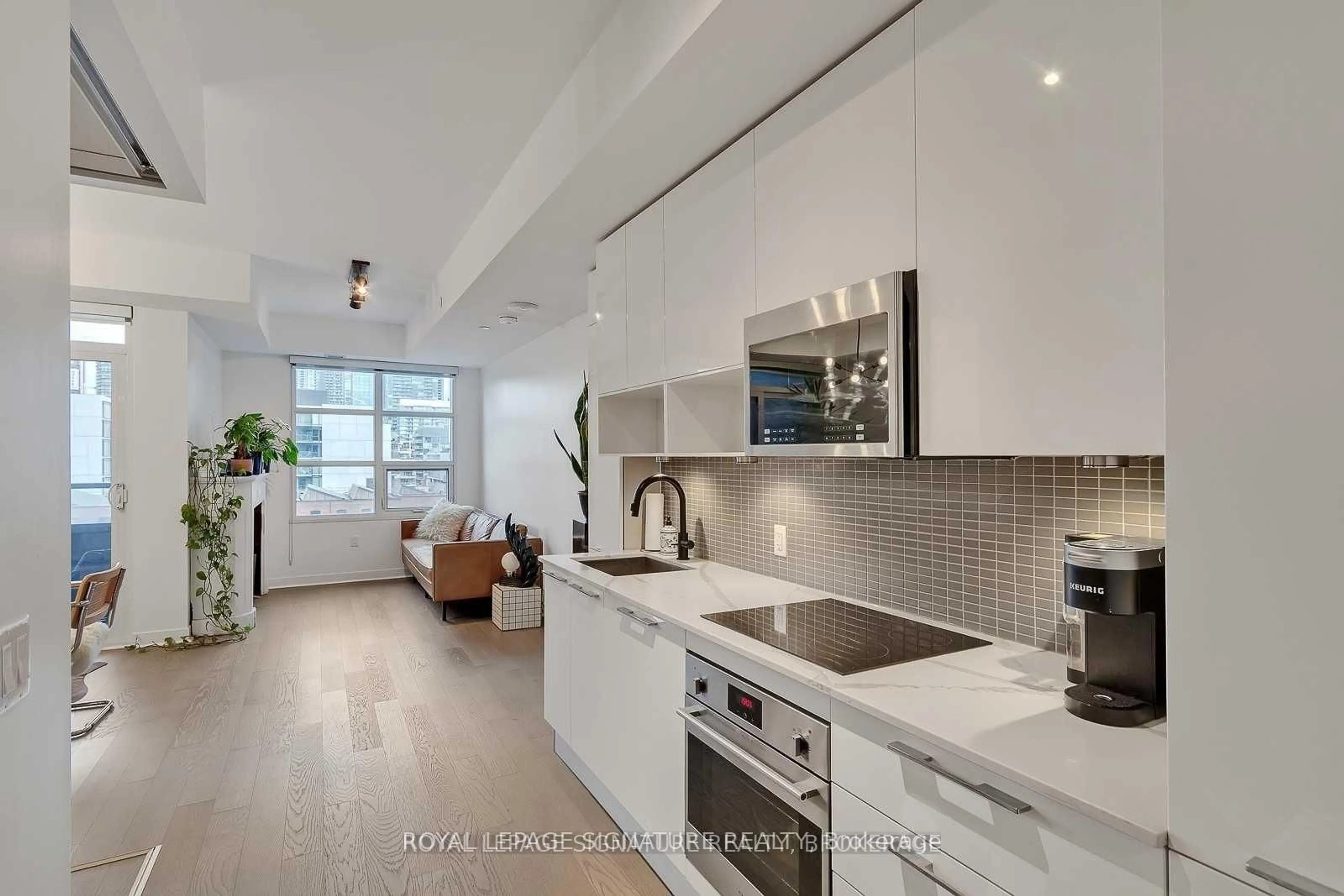 Open concept kitchen, ceramic/tile floor for 501 Adelaide St #804, Toronto Ontario M5V 0R3