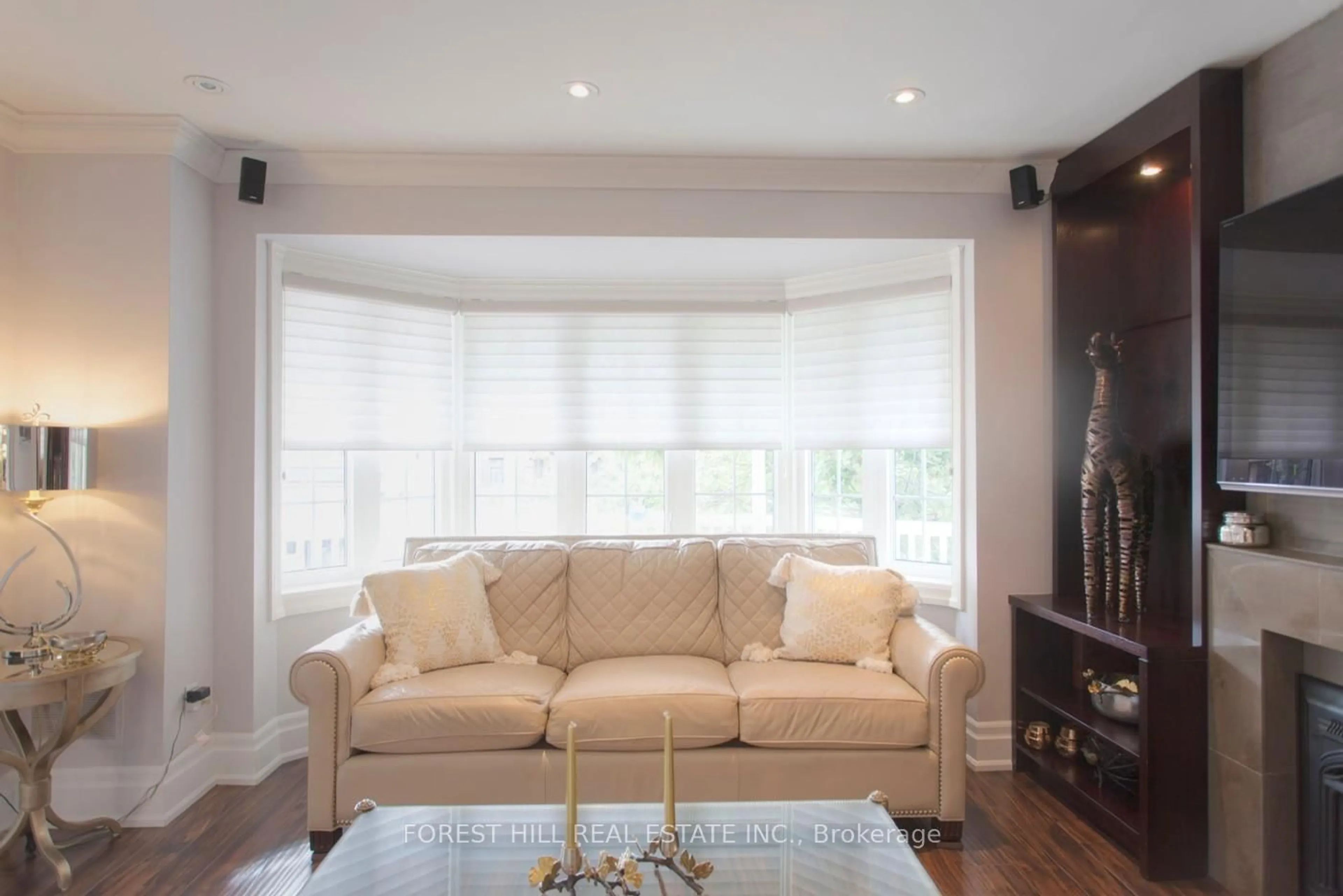 Living room with furniture, unknown for 136 Hollywood Ave, Toronto Ontario M2N 3K3