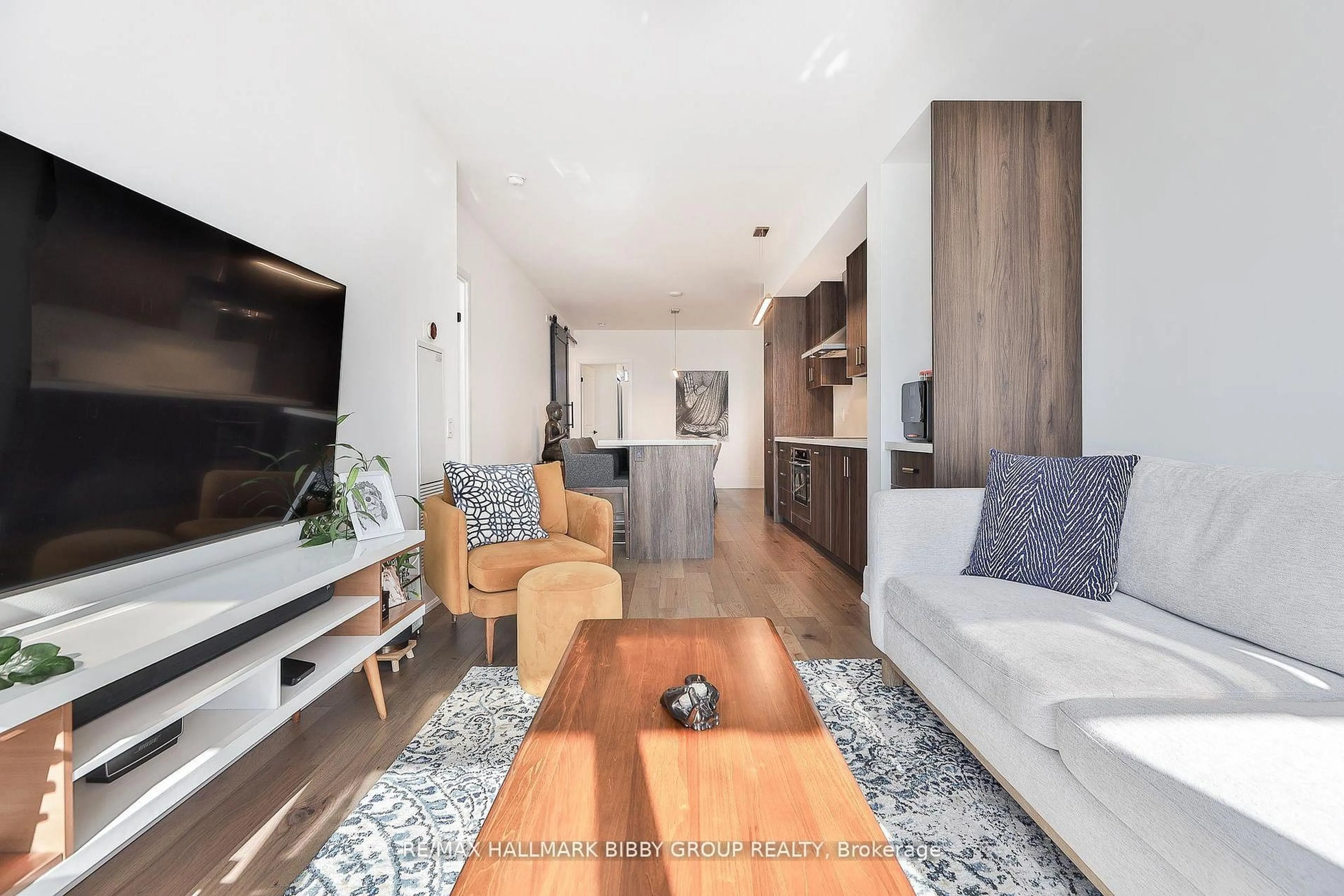 Living room with furniture, wood/laminate floor for 560 Front St #1131, Toronto Ontario M5V 1C1