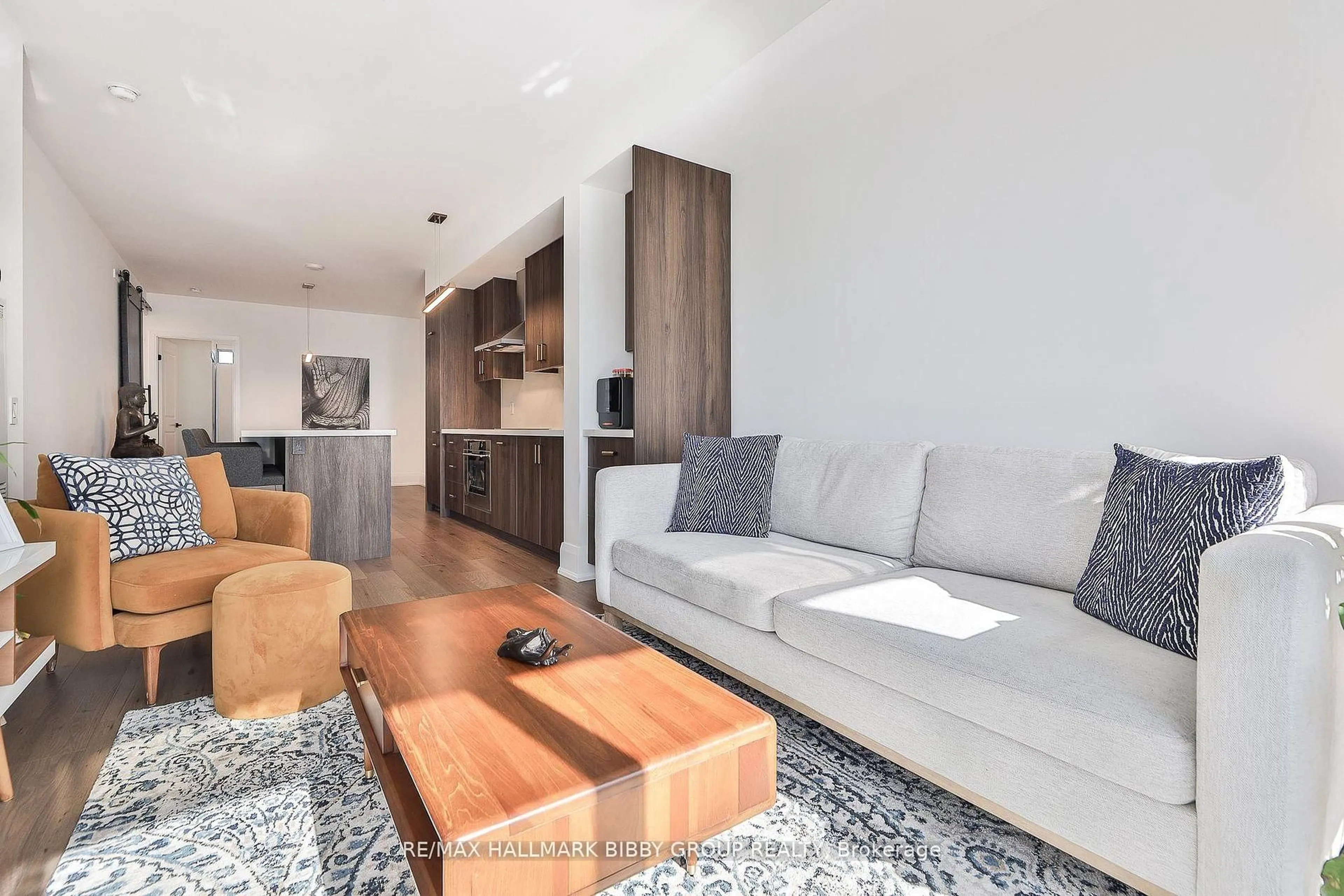 Living room with furniture, wood/laminate floor for 560 Front St #1131, Toronto Ontario M5V 1C1