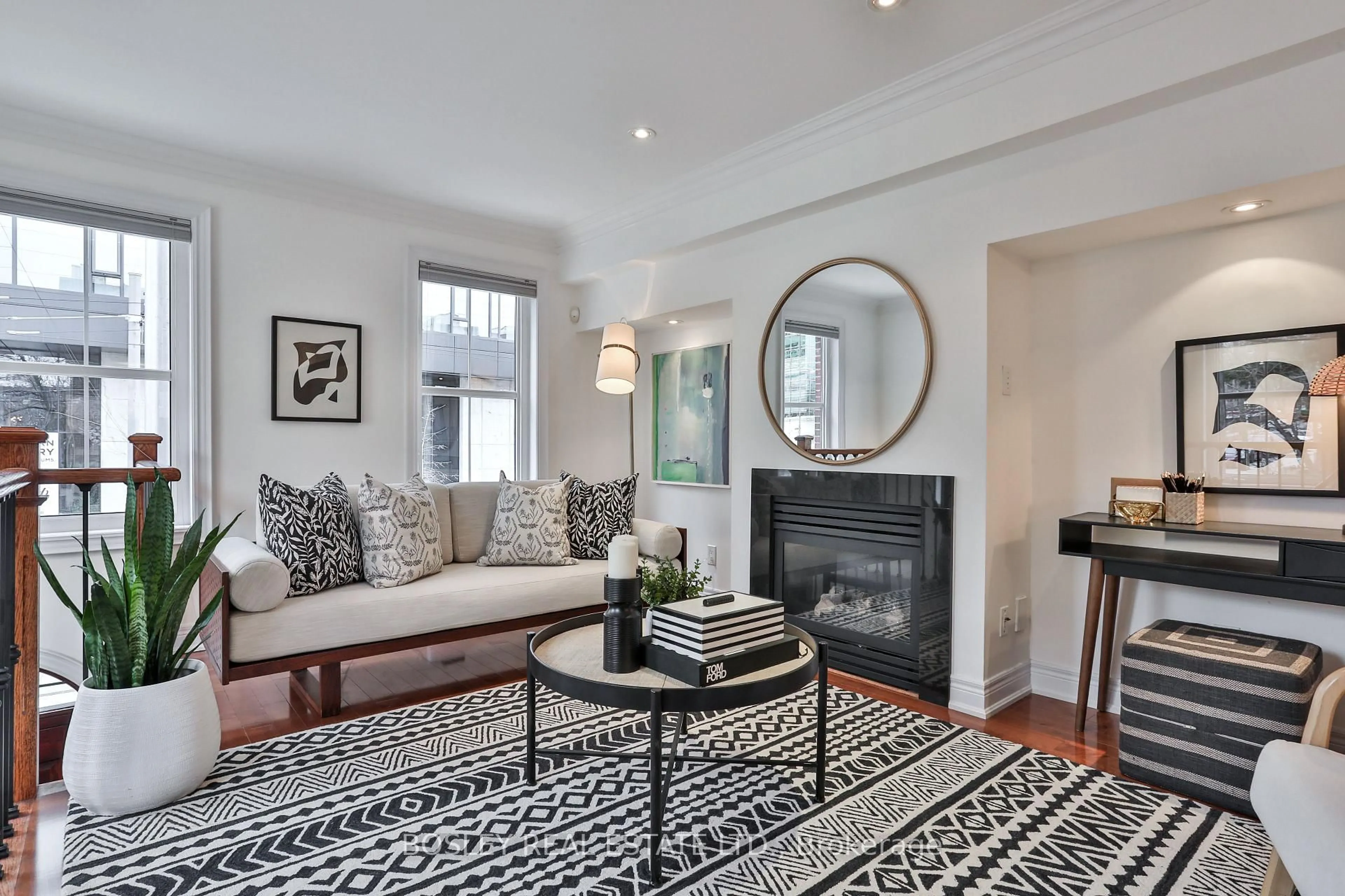 Living room with furniture, unknown for 188 McCaul St, Toronto Ontario M5T 1W5