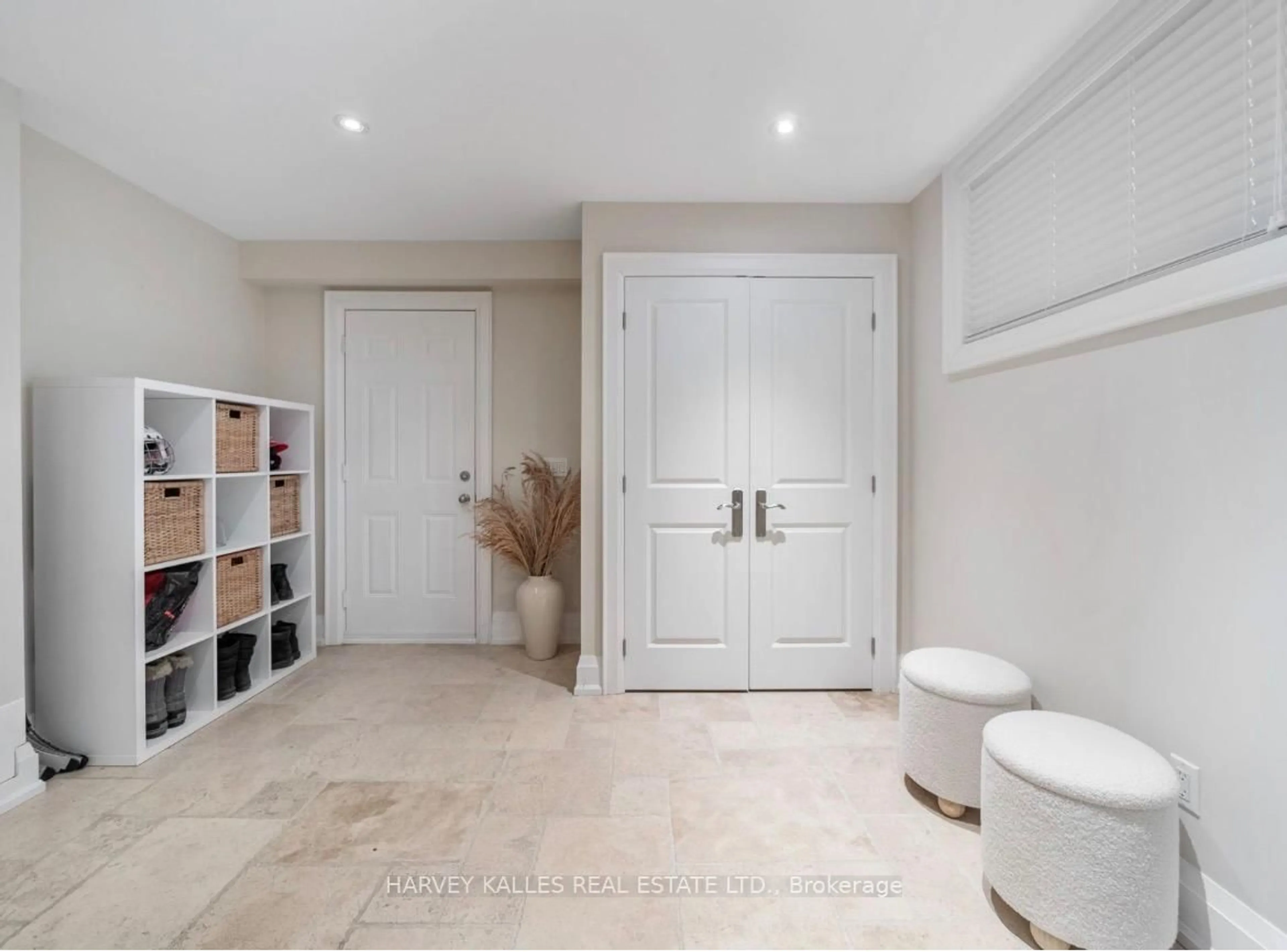 Indoor entryway for 190 Carmichael Ave, Toronto Ontario M5M 2X3