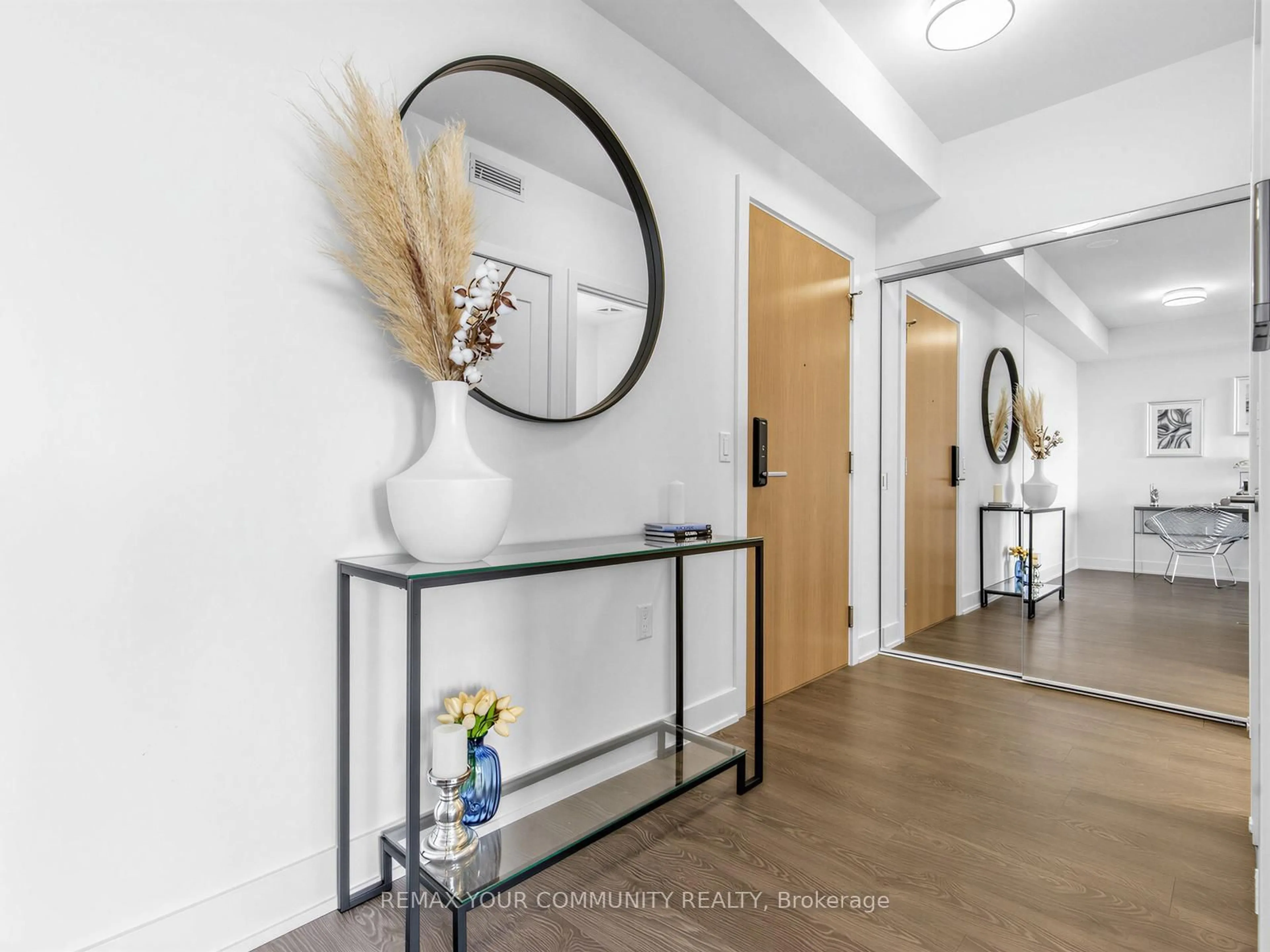 Indoor entryway for 585 Bloor St #3524, Toronto Ontario M4W 0B3