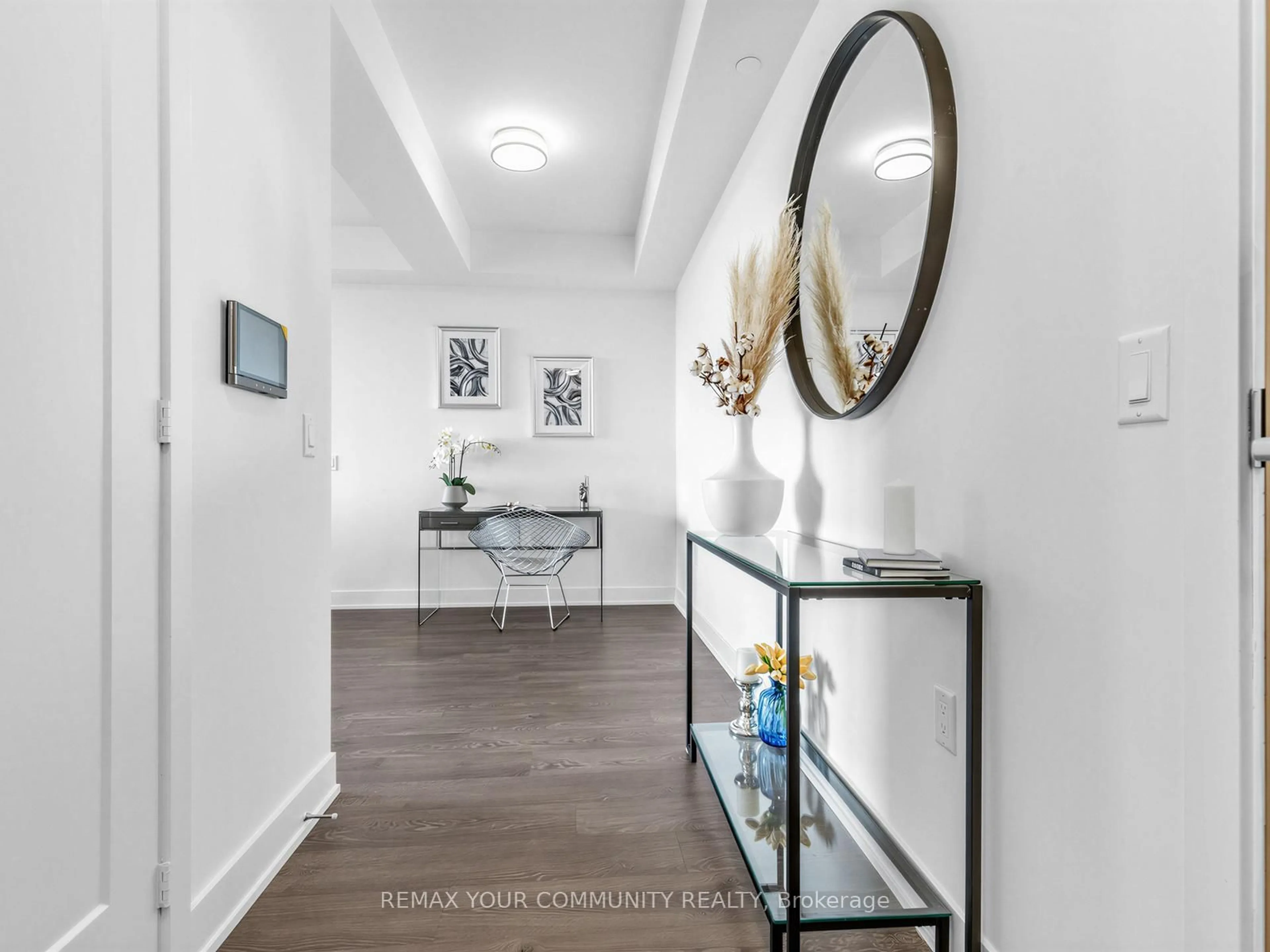 Indoor entryway for 585 Bloor St #3524, Toronto Ontario M4W 0B3