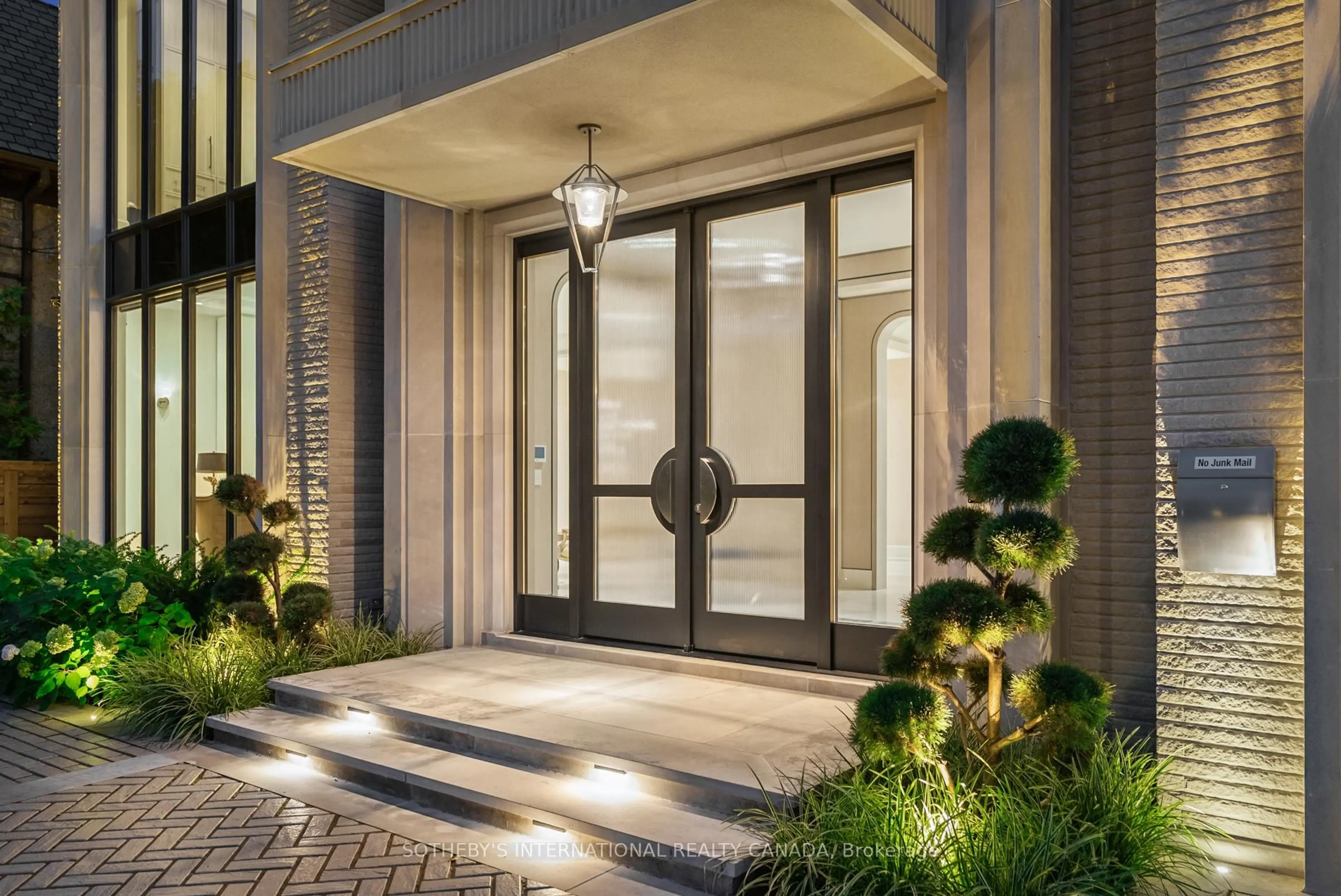 Indoor entryway for 84 Old Forest Hill Rd, Toronto Ontario M5P 2R5