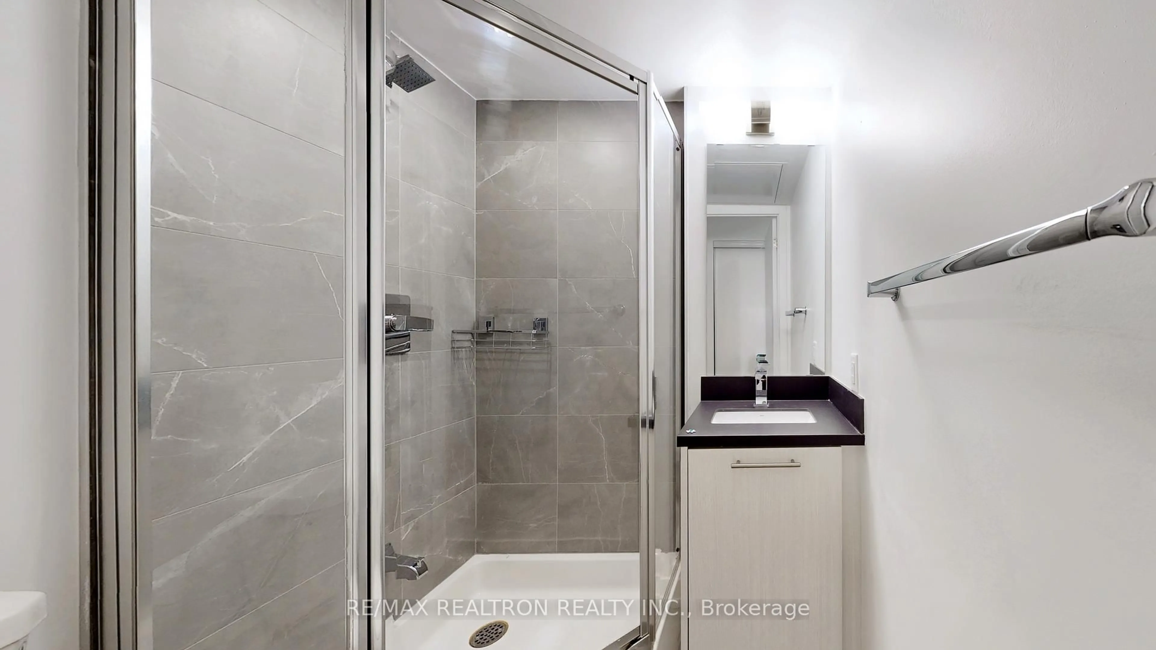 Standard bathroom, ceramic/tile floor for 260 Finch Ave #TH 1, Toronto Ontario M2N 0L3