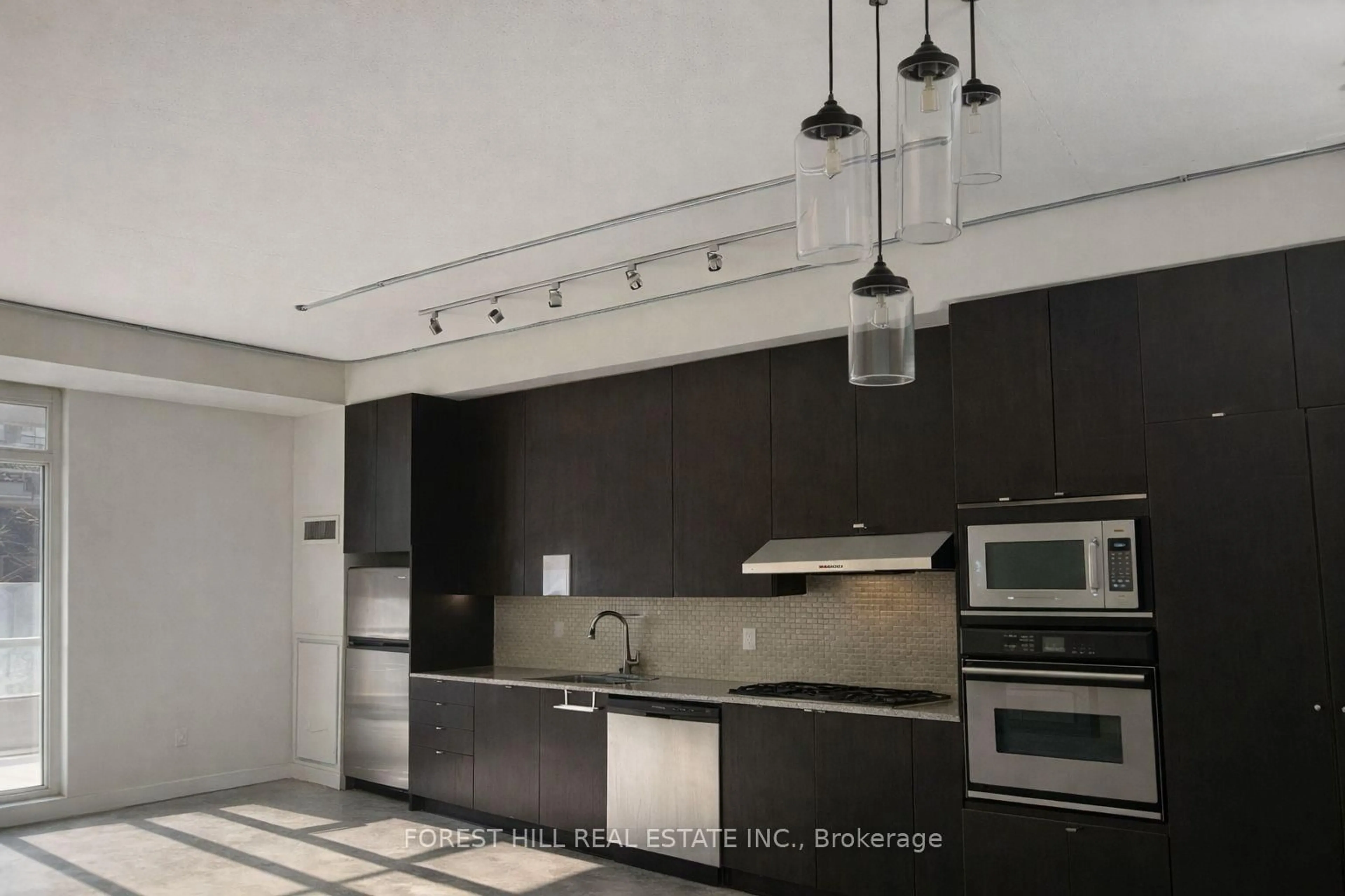 Open concept kitchen, ceramic/tile floor for 23 Brant St #207, Toronto Ontario M5V 2L5