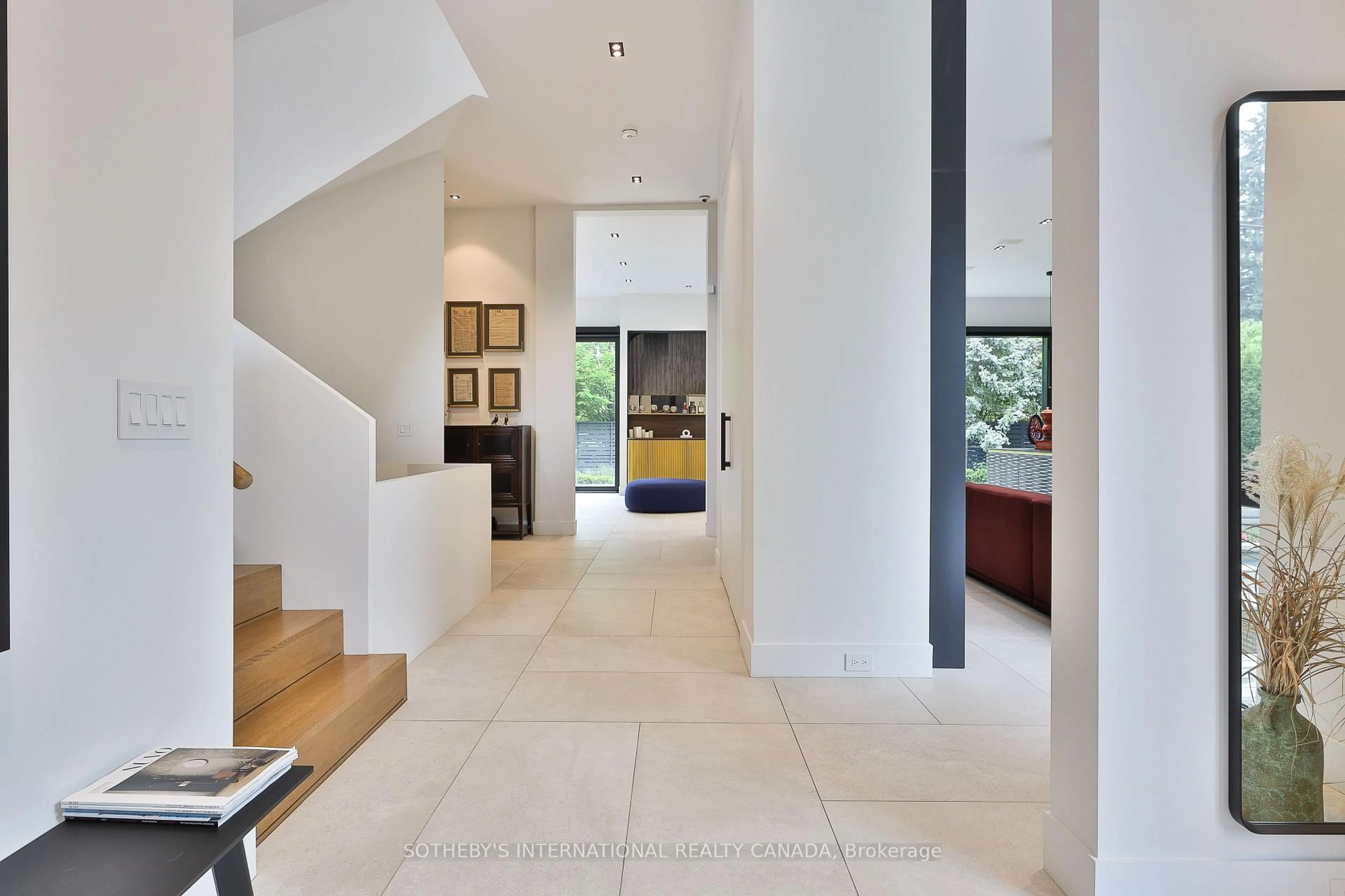 Indoor foyer for 108 Stratford Cres, Toronto Ontario M4N 1C6