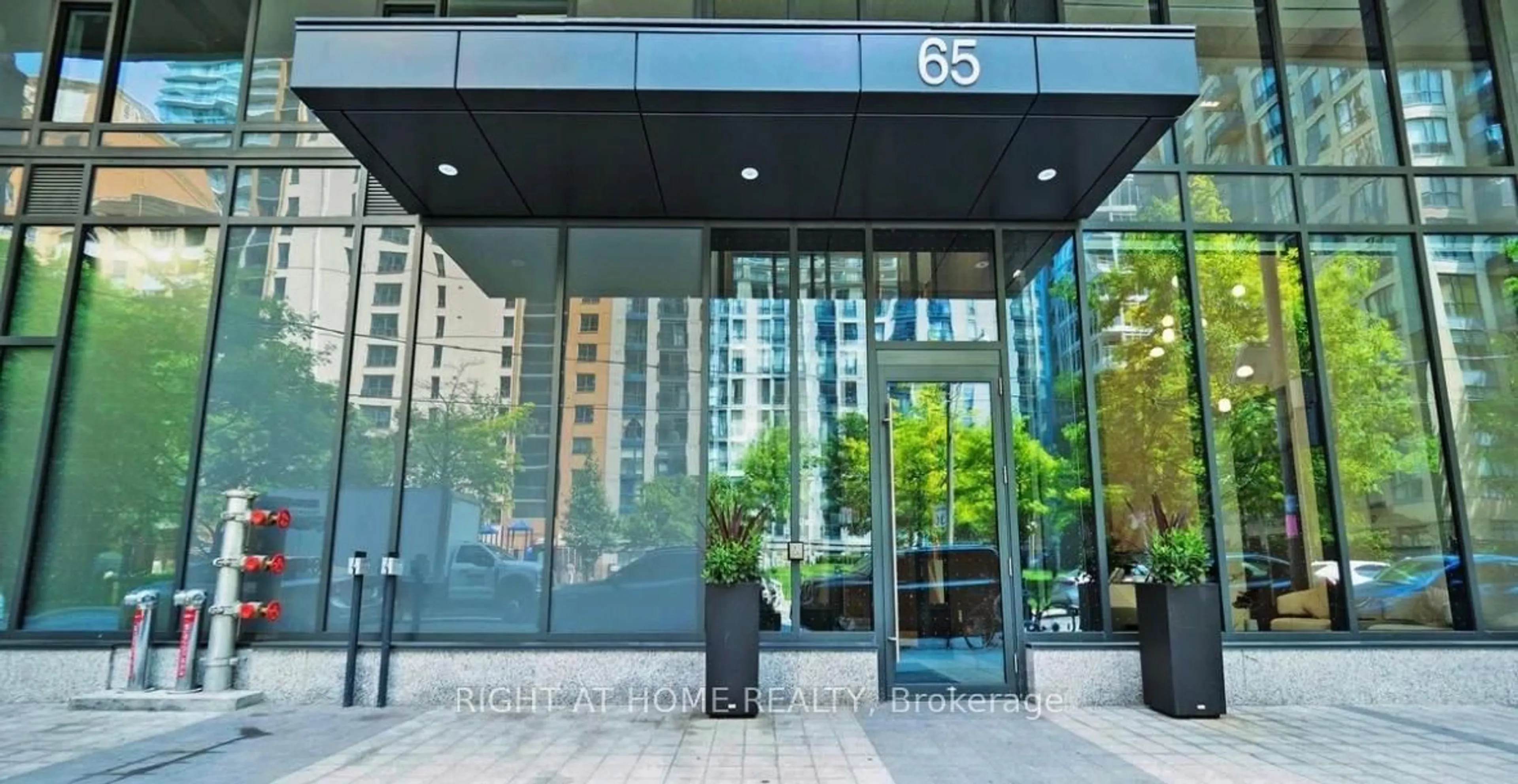 Indoor foyer for 65 Mutual St #2404, Toronto Ontario M5B 0E5