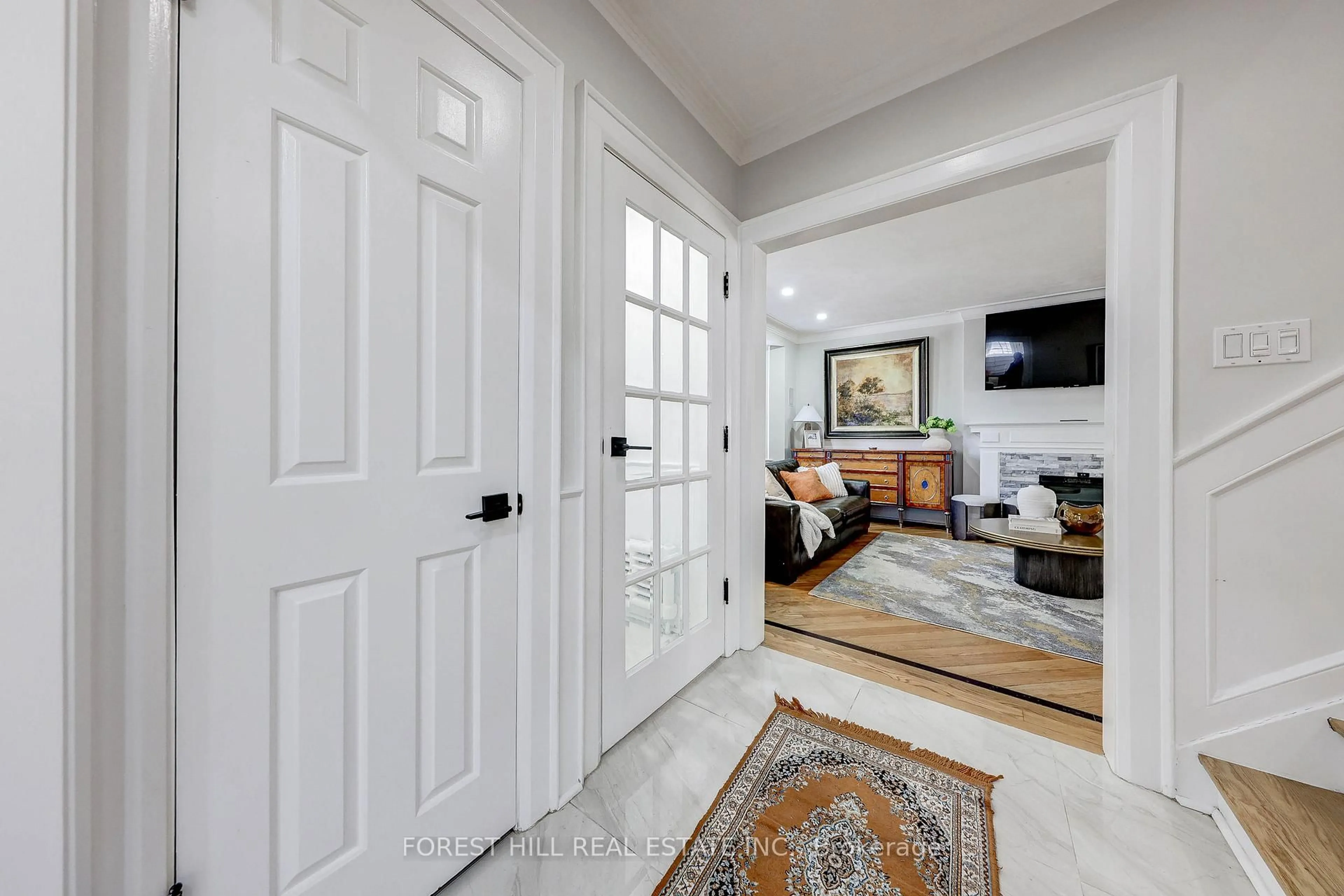 Indoor entryway for 607 Spadina Rd, Toronto Ontario M5P 2X1