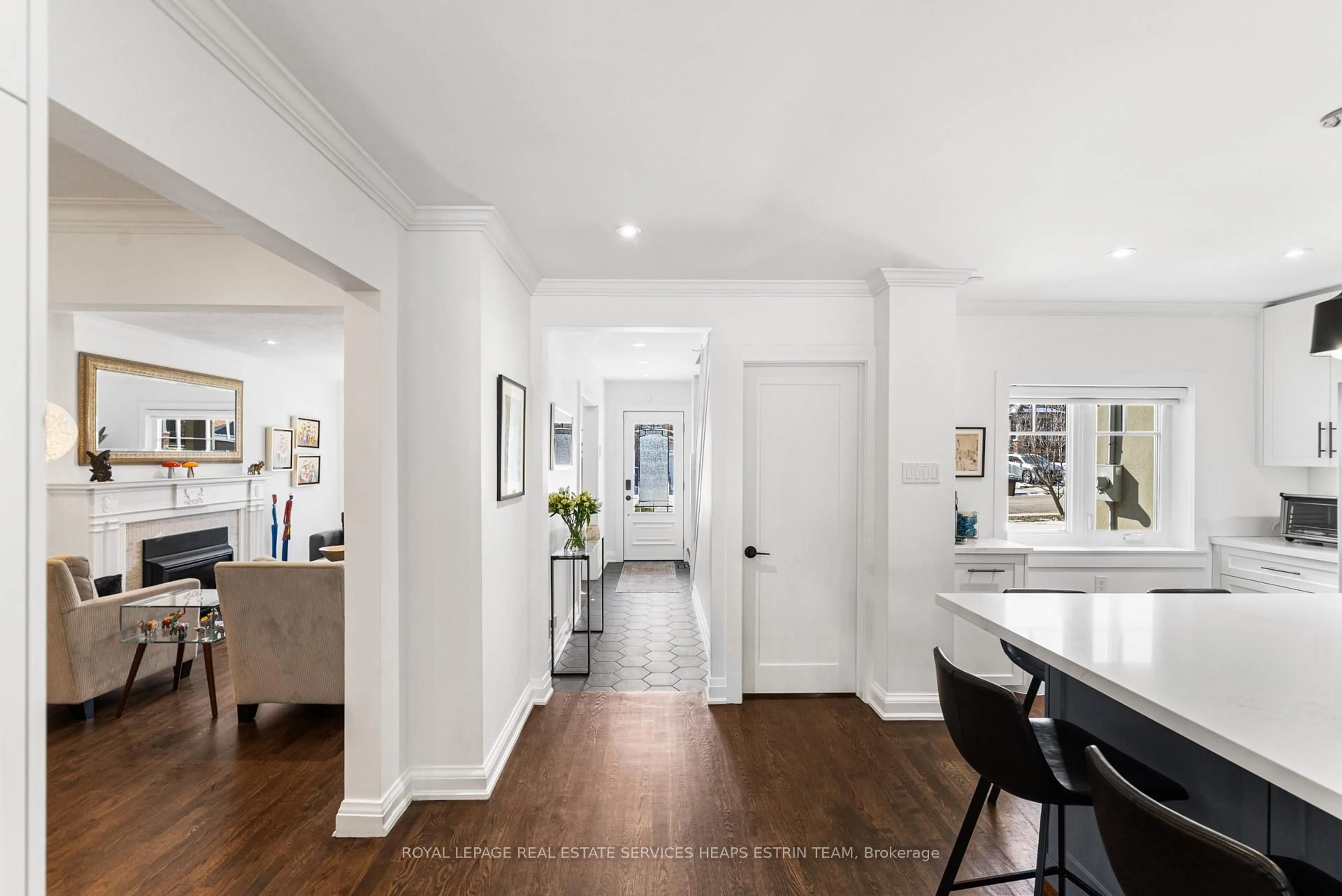 Indoor entryway for 46 Donlea Dr, Toronto Ontario M4G 2M4