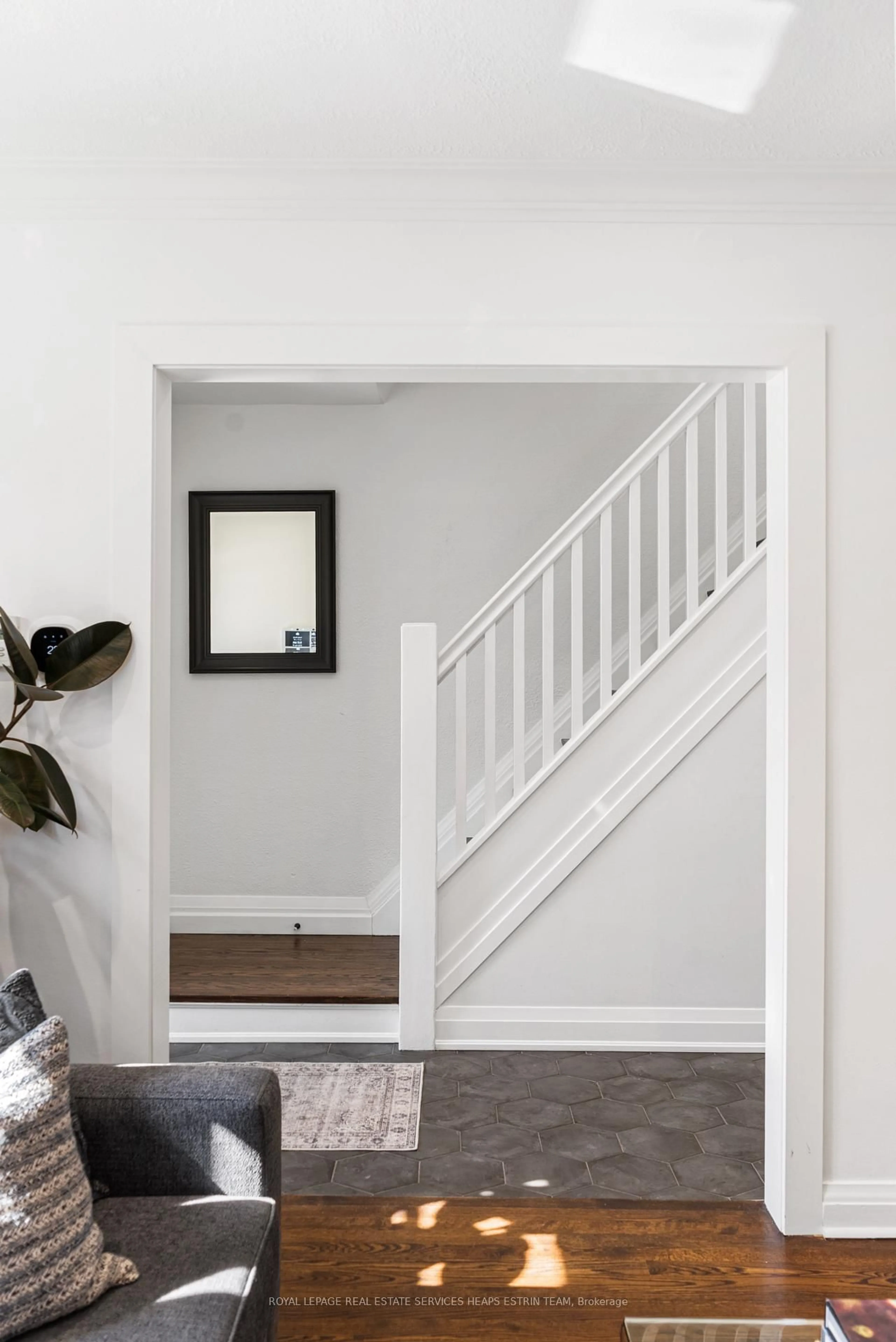 Indoor entryway for 46 Donlea Dr, Toronto Ontario M4G 2M4