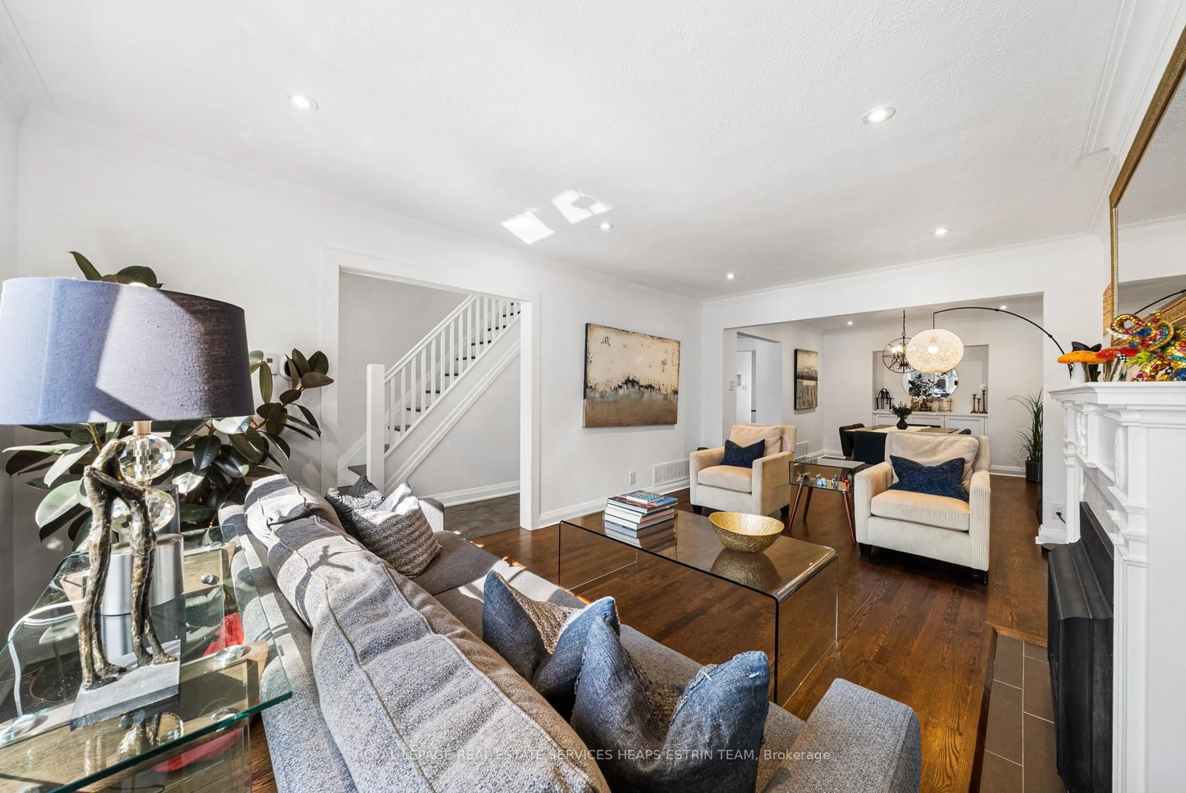 Living room with furniture, unknown for 46 Donlea Dr, Toronto Ontario M4G 2M4