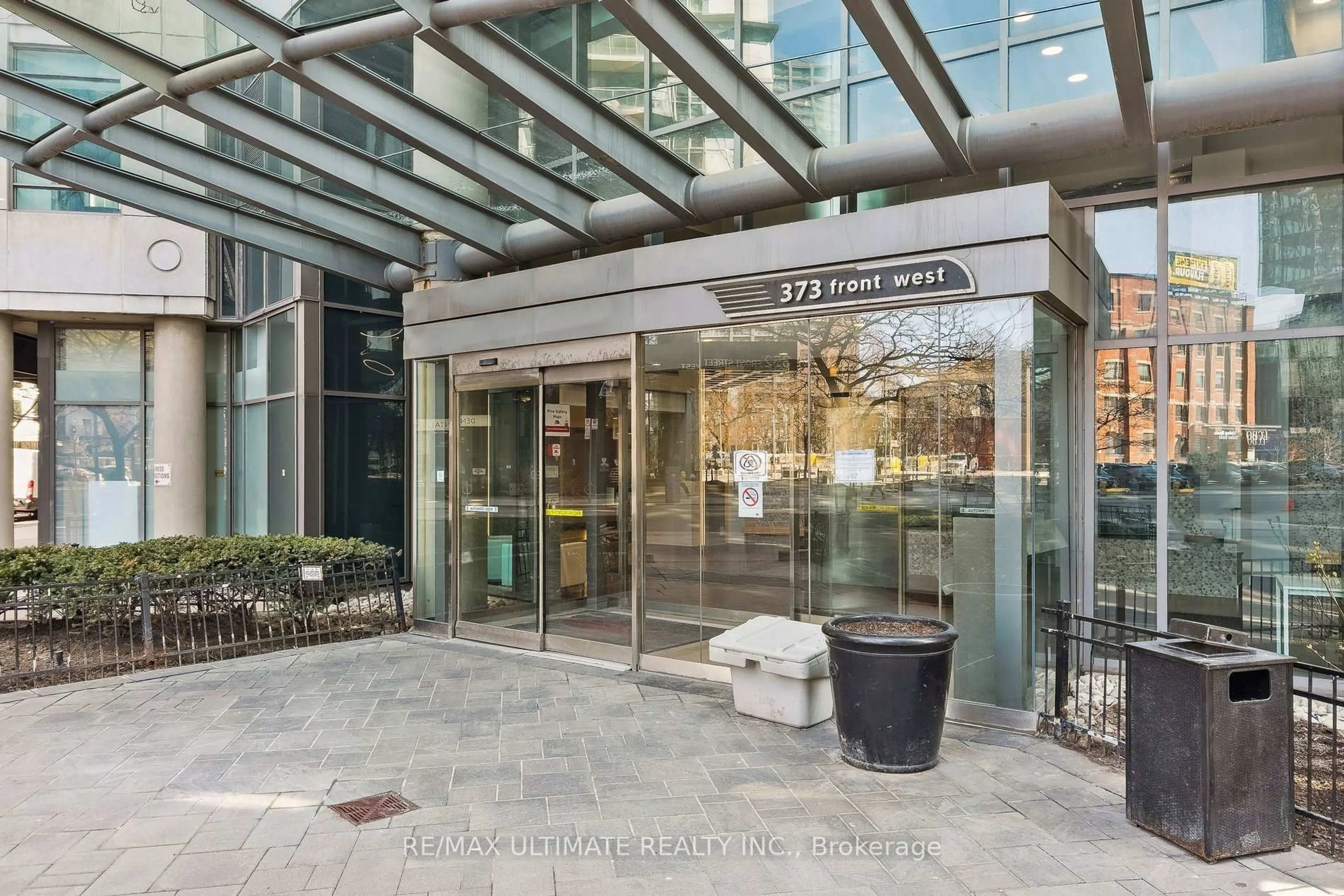 Indoor foyer for 373 Front St #1102, Toronto Ontario M5V 3R7