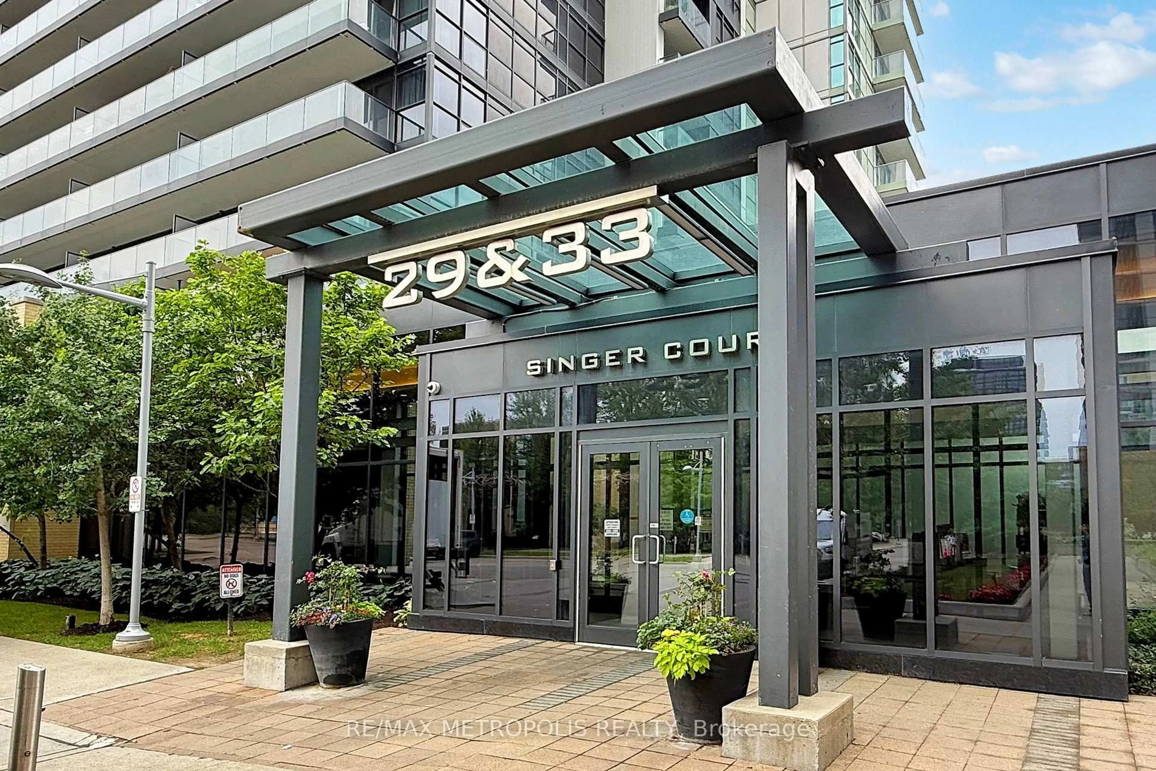 Indoor foyer for 33 Singer Crt #2710, Toronto Ontario M2K 0B4