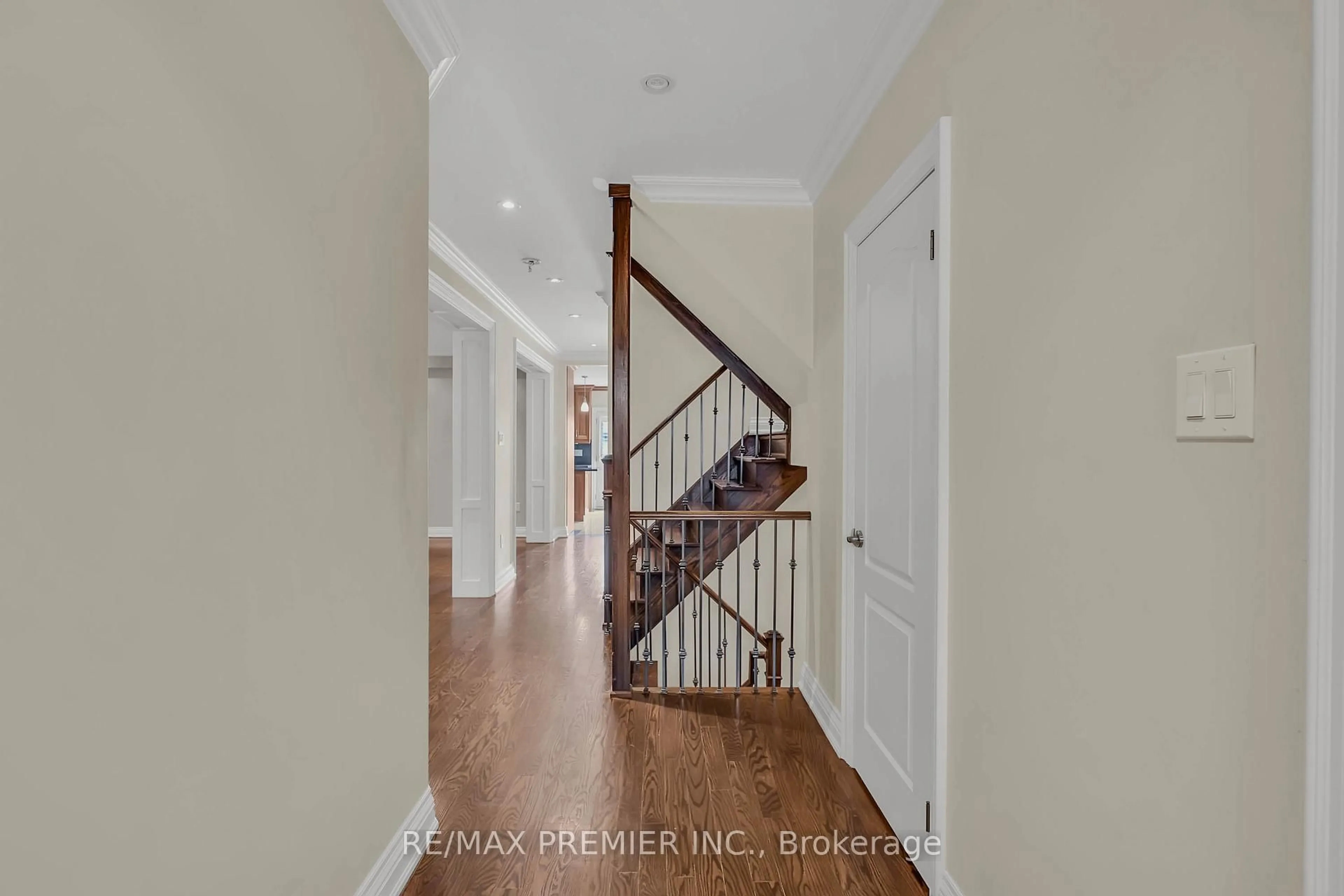 Indoor entryway for 215 Grace St, Toronto Ontario M6G 3A7