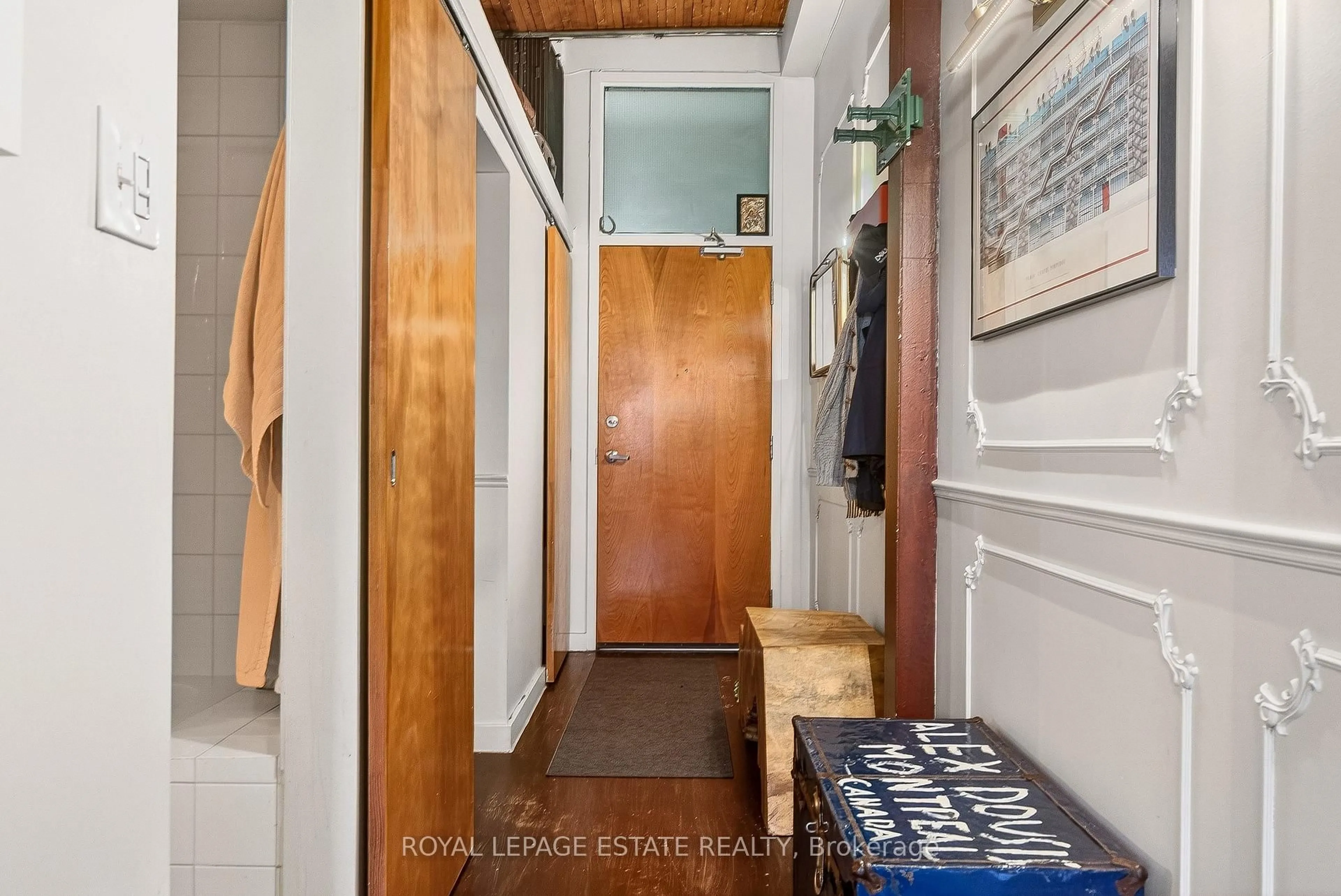 Indoor entryway for 365 Dundas St #216, Toronto Ontario M5A 4R9