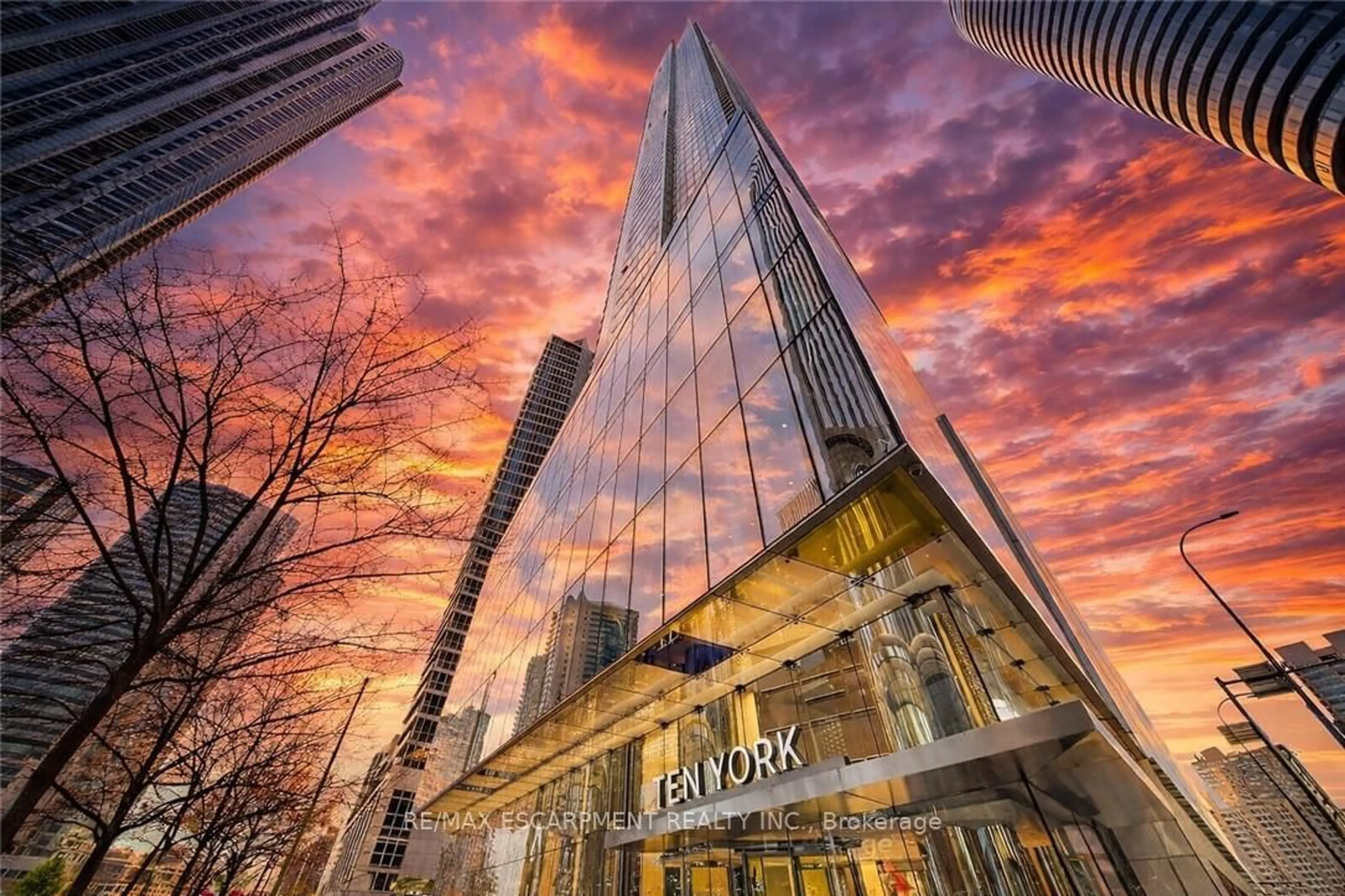 Indoor foyer for 10 YORK St #5512, Toronto Ontario M5J 0E1