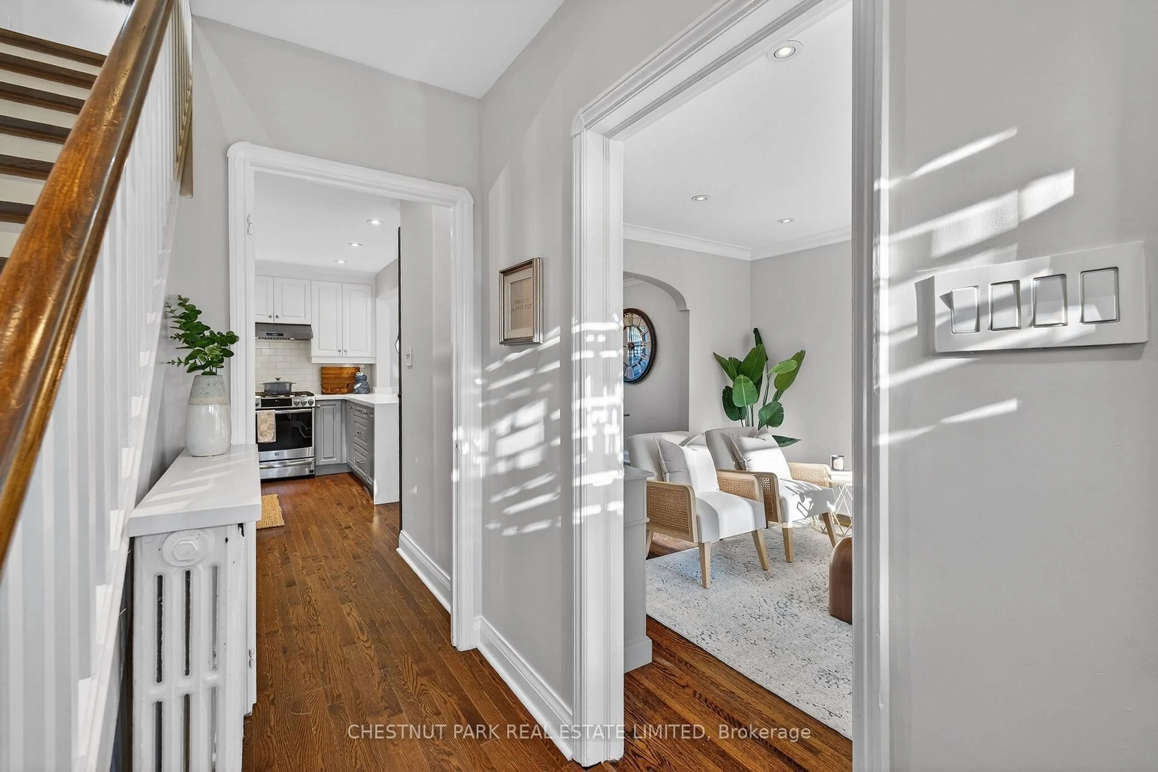 Indoor entryway for 505 Sutherland Dr, Toronto Ontario M4G 1K9