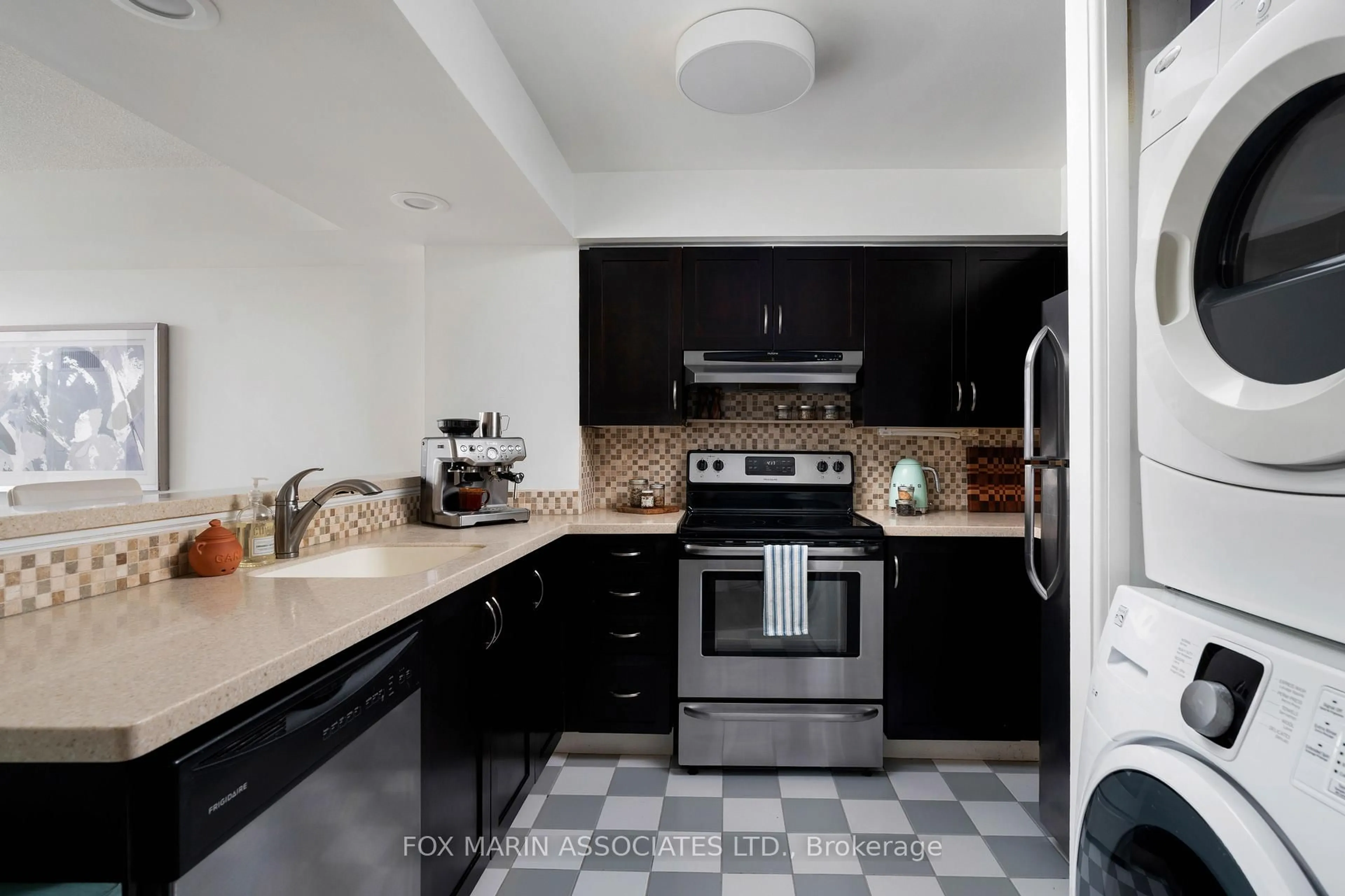 Standard kitchen, ceramic/tile floor for 801 King St #815, Toronto Ontario M5V 3C9