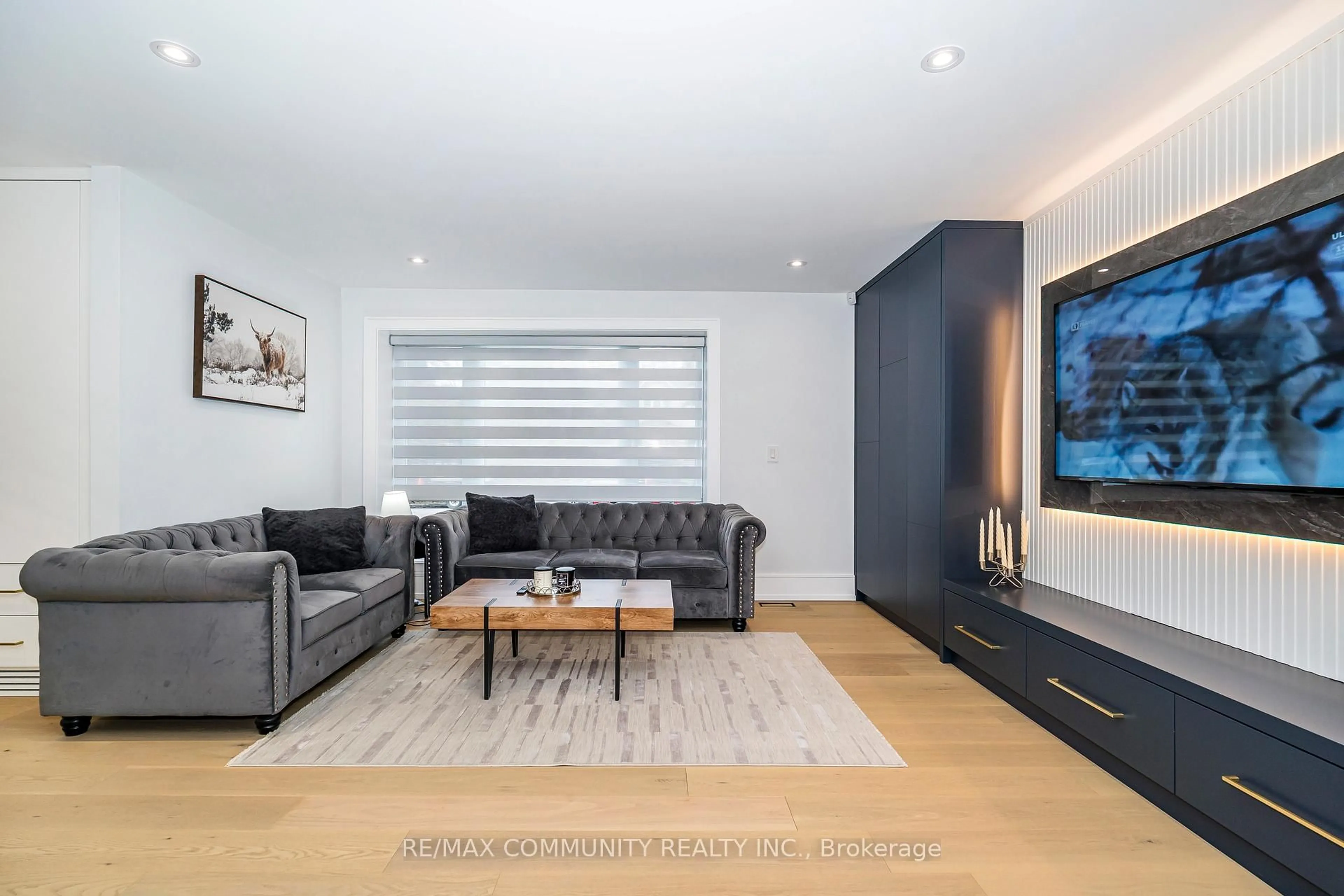 Living room with furniture, unknown for 30 Kellythorne Dr, Toronto Ontario M3A 2L4