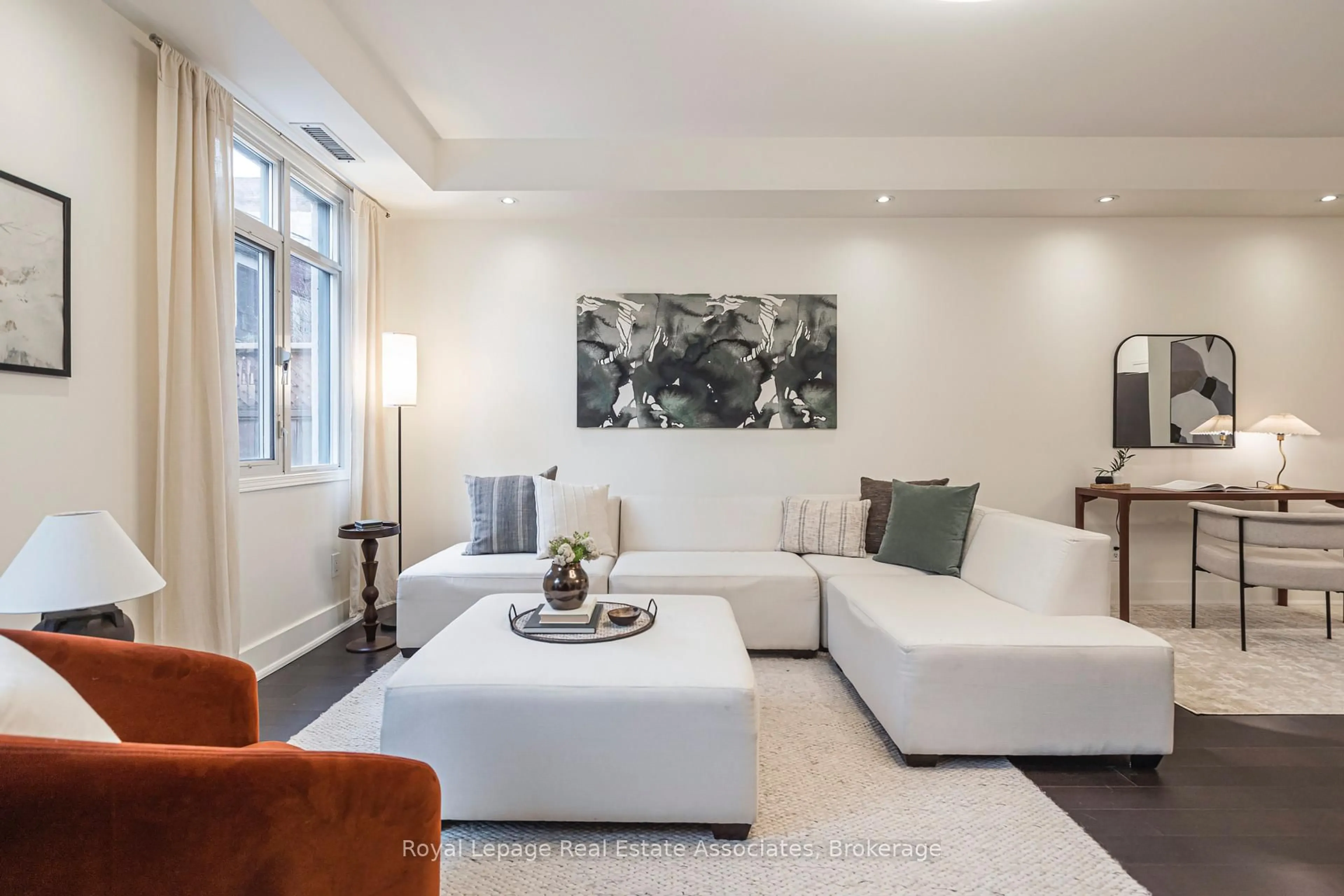 Living room with furniture, unknown for 500 Richmond St #Th103, Toronto Ontario M5V 3N4