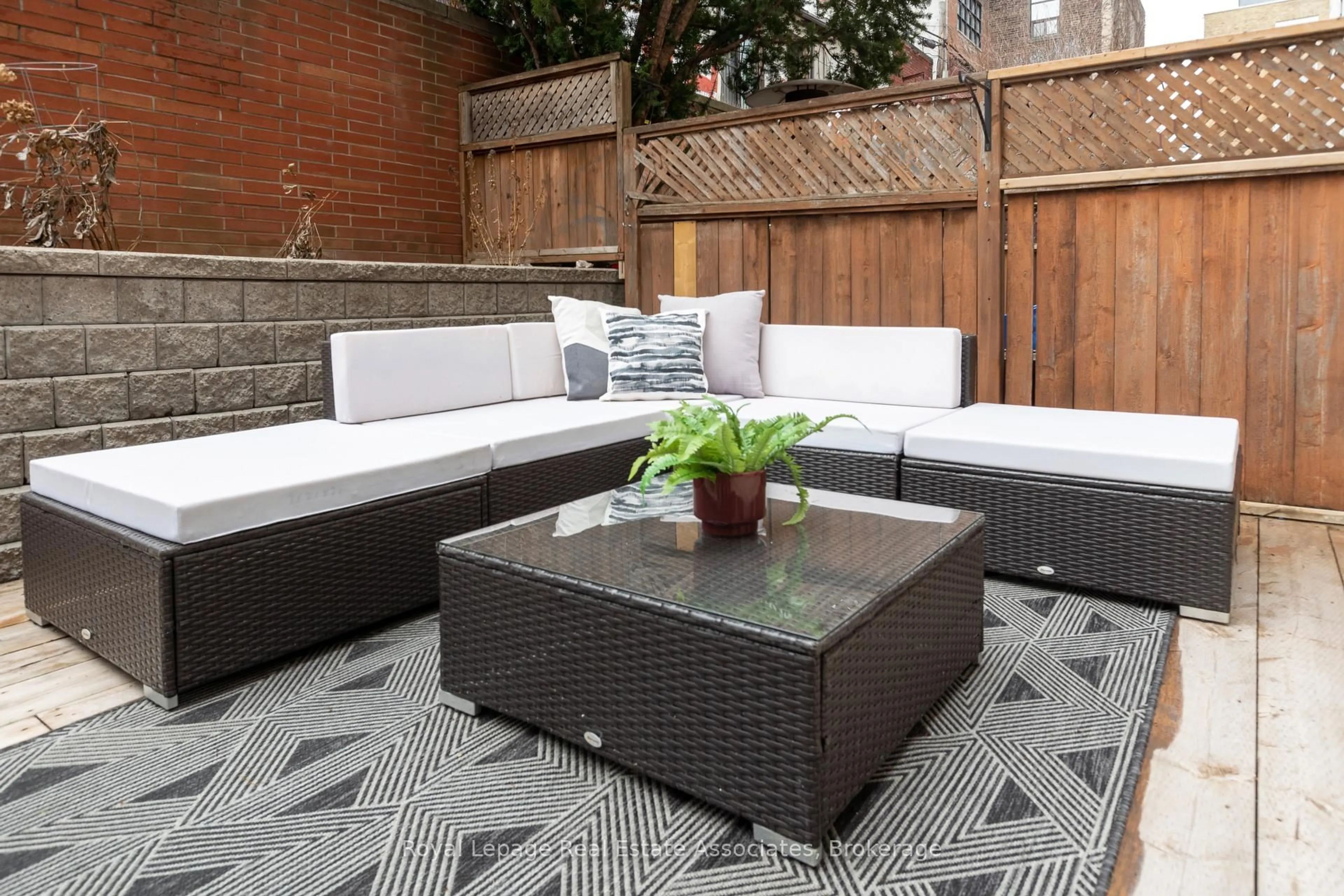 Patio, street for 500 Richmond St #Th103, Toronto Ontario M5V 3N4