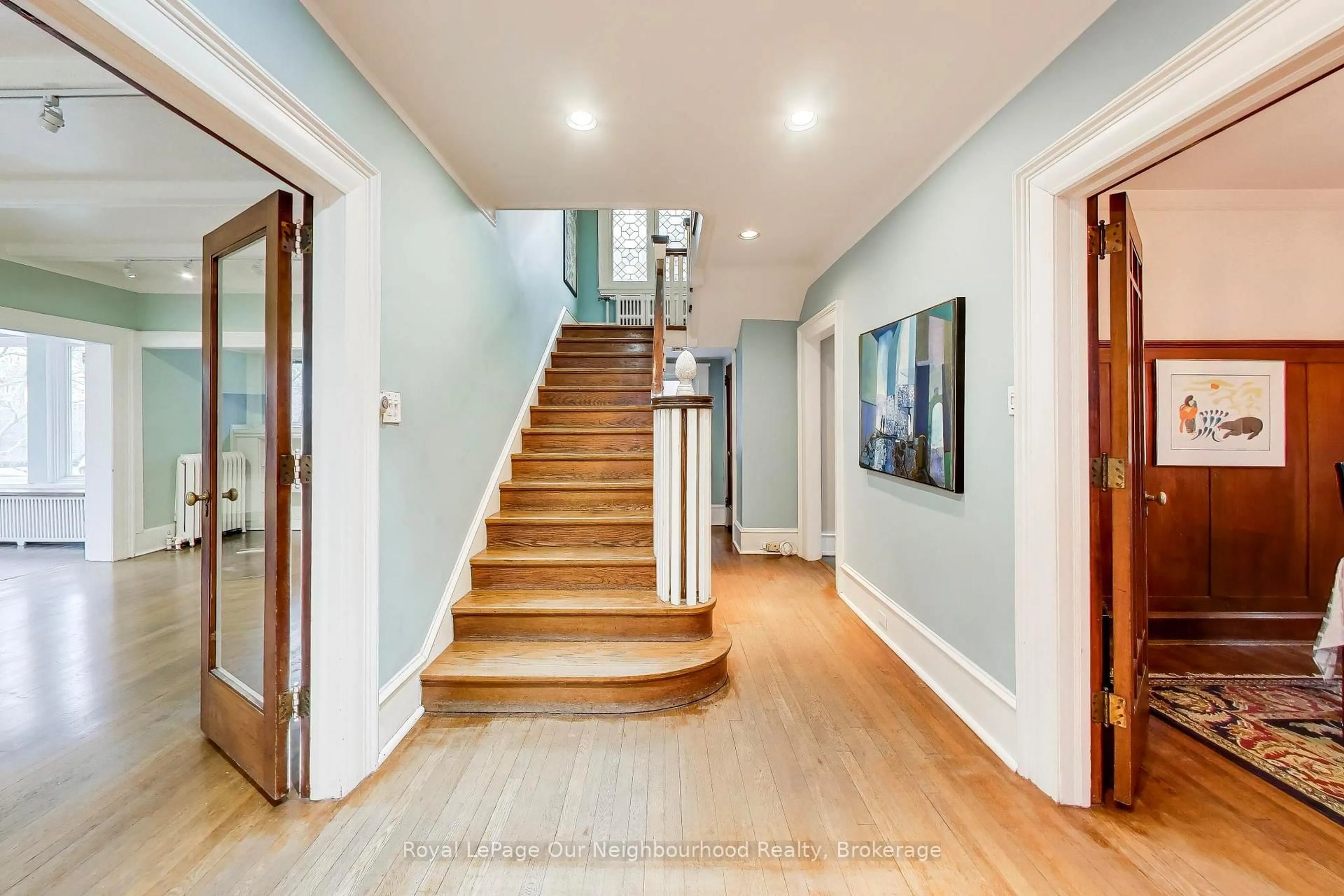 Indoor foyer for 166 Lytton Blvd, Toronto Ontario M4R 1L4