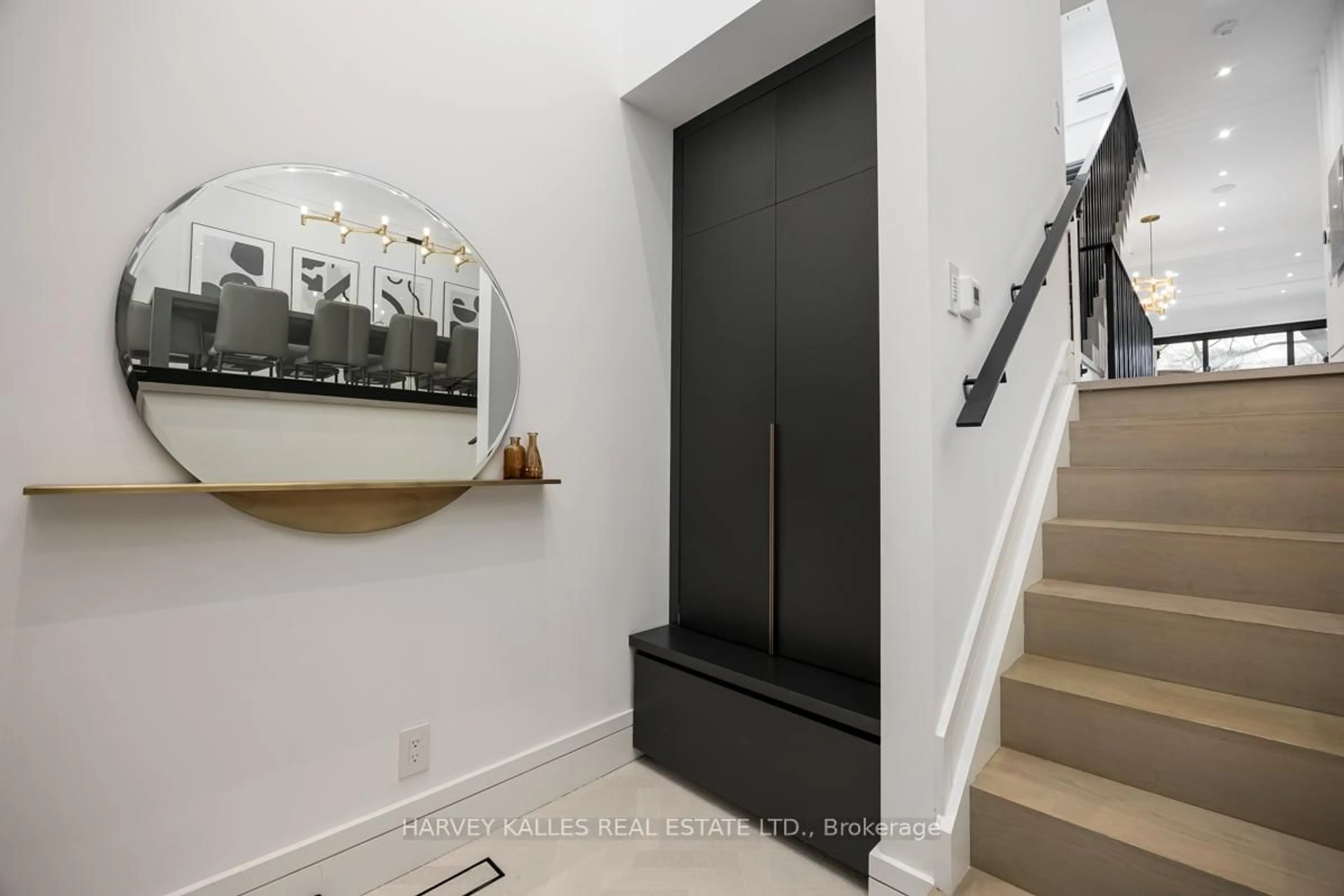 Indoor entryway for 53 Castlewood Rd, Toronto Ontario M5N 2L1